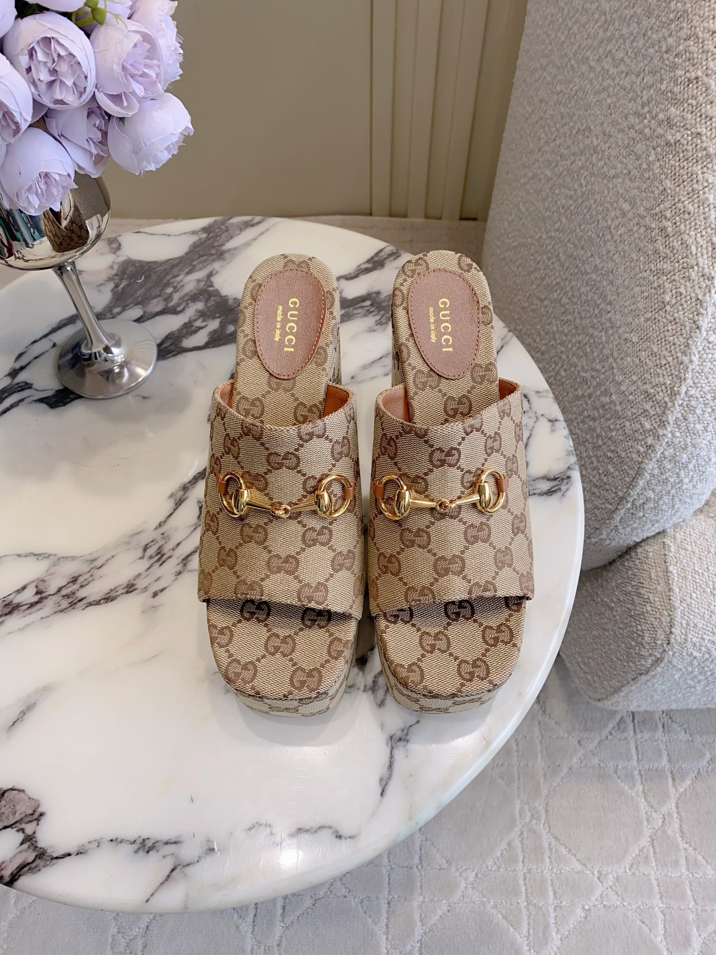 NO:816534,Gucc* new wedge high-heeled sandals, classic horsebit decoration, versatile and durable, the upper leg will become longer in seconds, sheepskin/cloth upper, sheepskin lining, Italian genuine leather outsole, heel height 12cm, size 35-39 (40 41 42 customized), slippers, gucci, slippers, sheepskin, Leather soles19860909Gucc*新款坡跟高跟凉拖鞋 经典马衔扣装饰百搭耐看 上脚秒变大长腿 鞋面羊皮/布面 内里垫脚羊皮 意大利真皮大底 跟高12cm 尺码35-39（40 41 42定做）,拖鞋,gucci,slippers,sheepskin,Leather soles,Women's Shoes