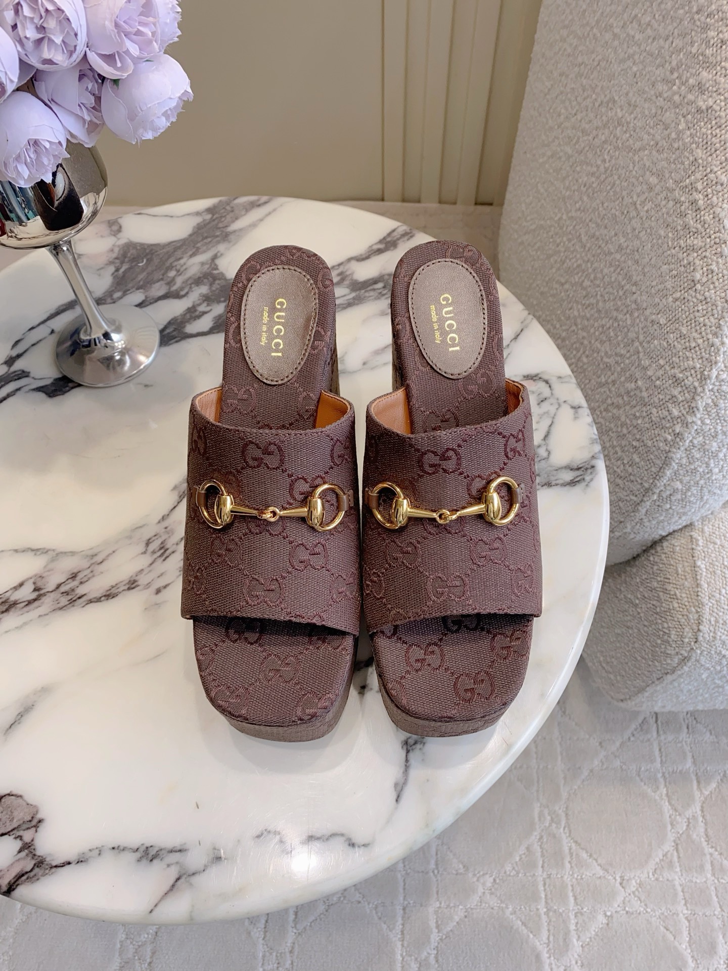 NO:816530,Gucc* new wedge high-heeled sandals, classic horsebit decoration, versatile and durable, the upper leg will become longer in seconds, sheepskin/cloth upper, sheepskin lining, Italian genuine leather outsole, heel height 12cm, size 35-39 (40 41 42 customized), slippers, gucci, slippers, sheepskin, Leather soles19860909Gucc*新款坡跟高跟凉拖鞋 经典马衔扣装饰百搭耐看 上脚秒变大长腿 鞋面羊皮/布面 内里垫脚羊皮 意大利真皮大底 跟高12cm 尺码35-39（40 41 42定做）,拖鞋,gucci,slippers,sheepskin,Leather soles,Women's Shoes
