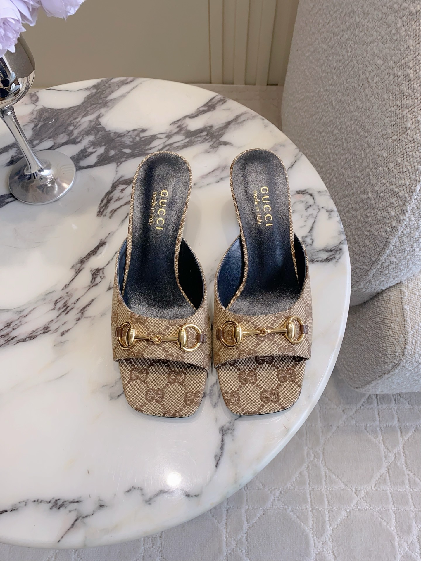 NO:816527,Gucc* new high-heeled sandals, classic horsebit decoration, versatile and durable, the upper leg will become longer in seconds, sheepskin/cloth upper, sheepskin lining, Italian genuine leather outsole, heel height 5cm, size 35-39 (40 41 42 customized), high-heeled shoes, gucci, high heels, slippers, sheepskin, Leather soles19860909Gucc*新款高跟凉拖鞋 经典马衔扣装饰百搭耐看 上脚秒变大长腿 鞋面羊皮/布面 内里垫脚羊皮 意大利真皮大底 跟高5cm 尺码35-39（40 41 42定做）,高跟鞋拖鞋,gucci,high heels,slippers,sheepskin,Leather soles,Women's Shoes
