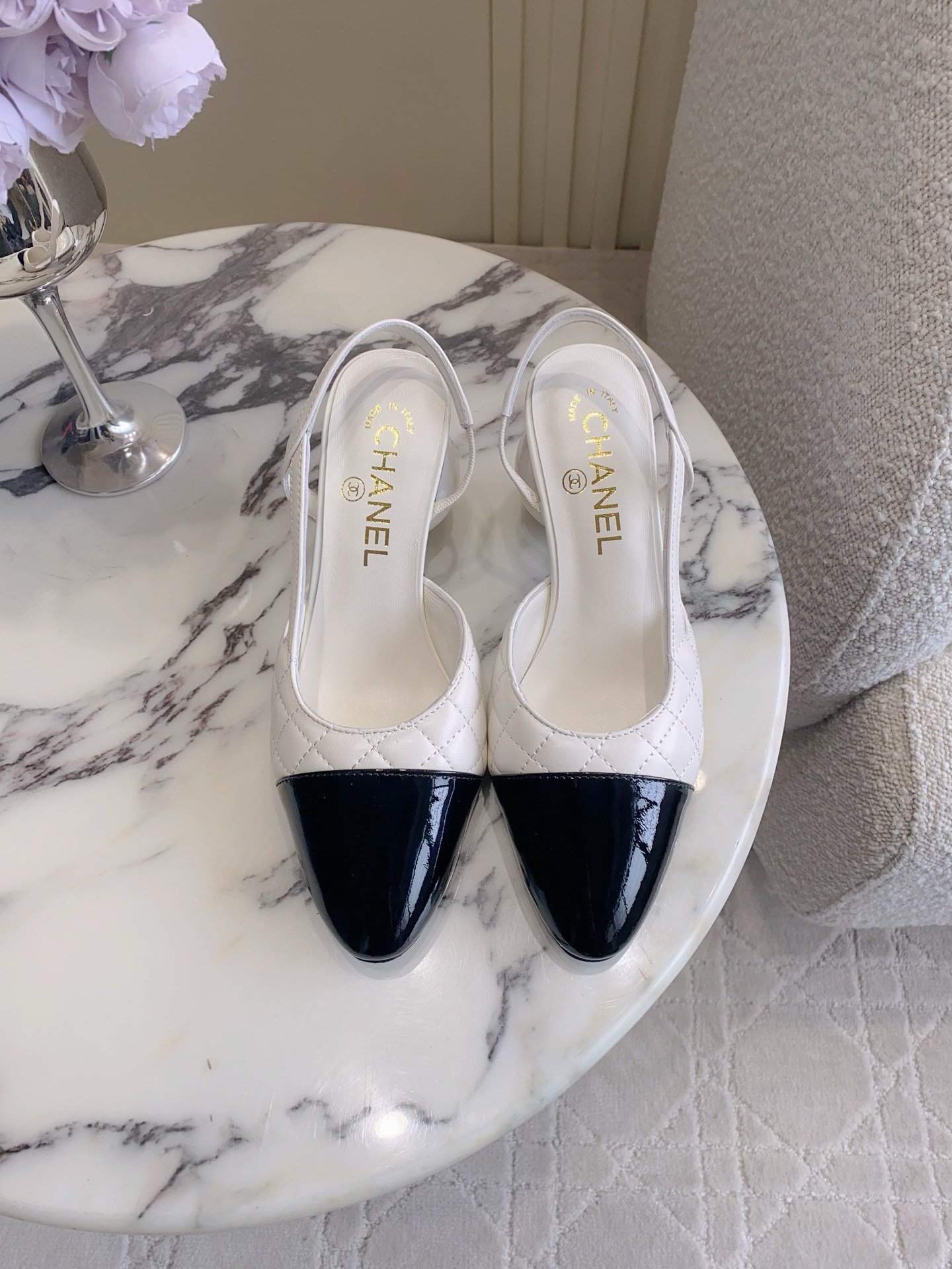 NO:749109,CHANE*'s new pearl ball-heeled high-heeled shoes. Chanel's high-end sense always impresses people. It looks like a simple style, but it is inexplicably high-end on the feet. Absolutely girly. Comfortable and easy to wear. Lambskin upper, sheepskin lining, Italian genuine leather outsole. Heel height 6cm. Size 35-39 (40 41 42 customized), sandals, chanel, chanel, sandals, high heels, sheepskin, Leather soles19860909CHANE*新款珍珠球跟高跟鞋 香家高级感这块总让人大写的服气 看起来简单的款式 但上脚就莫名很高级 绝对的少女感 舒适好穿 鞋面小羊皮 内里垫脚羊皮 意大利真皮大底 跟高6cm 尺码35-39（40 41 42定做）,凉鞋,chanel,chanel,sandals,high heels,sheepskin,Leather soles,Women's Shoes