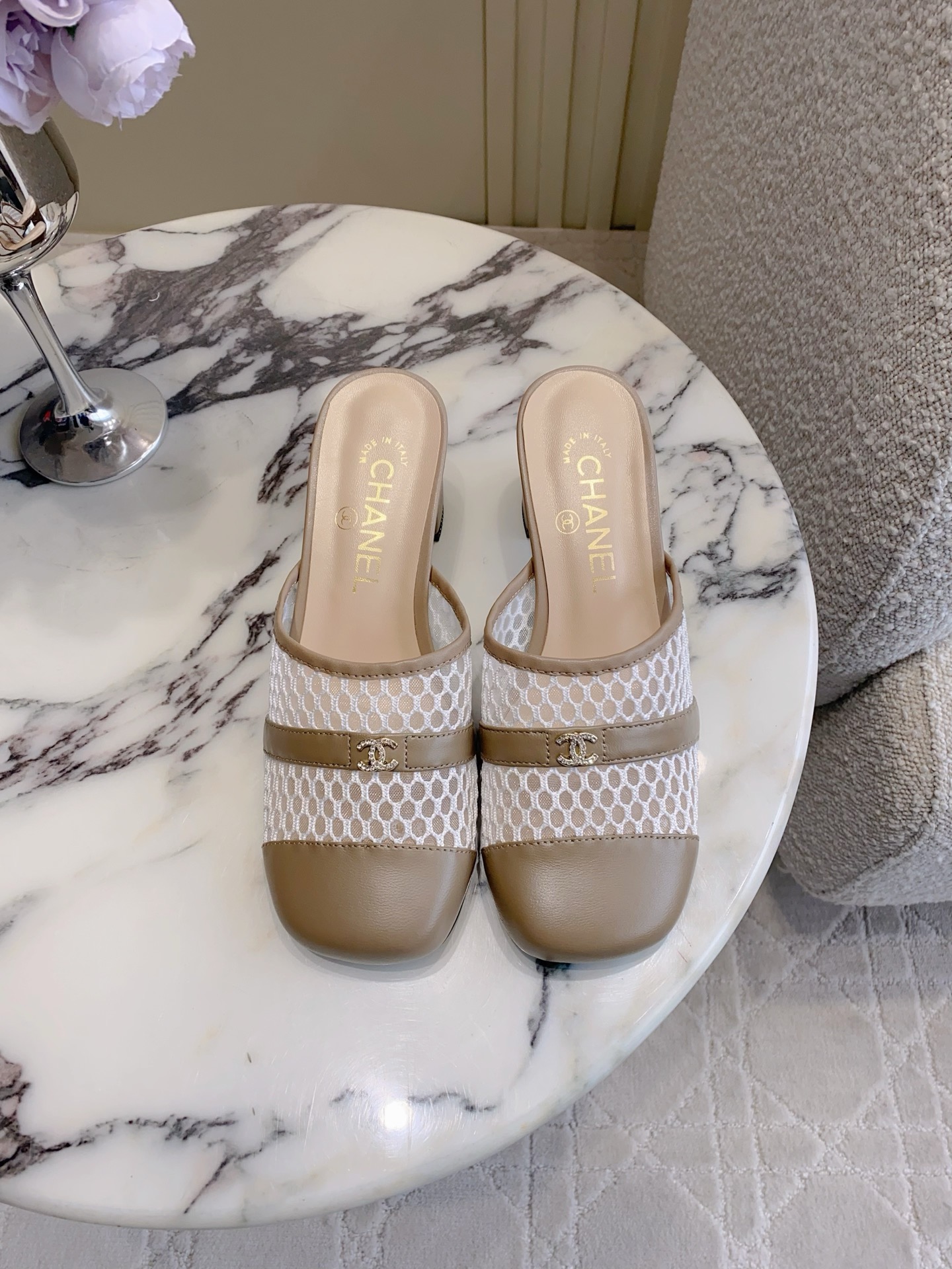 NO:749097,Chane* new thick-heeled sandals, a must-have summer item, double C logo embellishment, simple and refreshing, versatile item, upper high-density mesh splicing sheepskin, foot pads sheepskin, Italian genuine leather outsole, size 35-39 (40 41 custom-made), half drag, chanel, slippers, sheepskin, Leather soles19860909Chane*新款粗跟凉拖鞋 夏日必备单品 双Ｃ logo点缀简约清爽 百搭单品 鞋面高密度网纱拼接羊皮 垫脚羊皮 意大利真皮大底 尺码35-39（40 41定做）,半拖,chanel,slippers,sheepskin,Leather soles,Women's Shoes