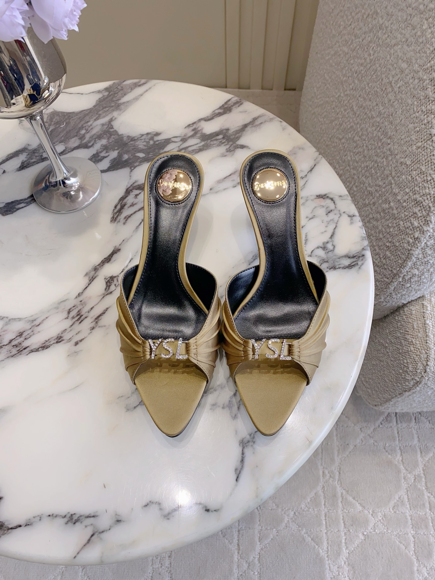 NO:760053,SAINT LAUREN* YSL Yang Shulin's new diamond-buckle high-heeled sandals. Beautiful high-heeled shoes for young ladies. Elegant, charming and sexy, full of femininity. Silk/calf leather upper. Original molded diamond buckle. Sheepskin lining. Italian genuine leather outsole. Heel height 6cm. Size 35-39 (40 customized), high-heeled shoes and slippers, saint laurent, saint laurent, high heels, slippers, cowhide, sheepskin, real  silk,leather soles19860909SAINT LAUREN* YSL 杨树林新款钻扣高跟凉拖鞋 小姐姐的美丽尤物高跟鞋 优雅迷人性感 女人味十足 鞋面真丝/小牛皮 原版开模钻扣 内里垫脚羊皮 意大利真皮大底 跟高6cm 尺码35-39（40定做）,高跟鞋拖鞋,saint laurent,saint laurent,high heels,slippers,cowhide,sheepskin,real silk,Leather soles,Women's Shoes