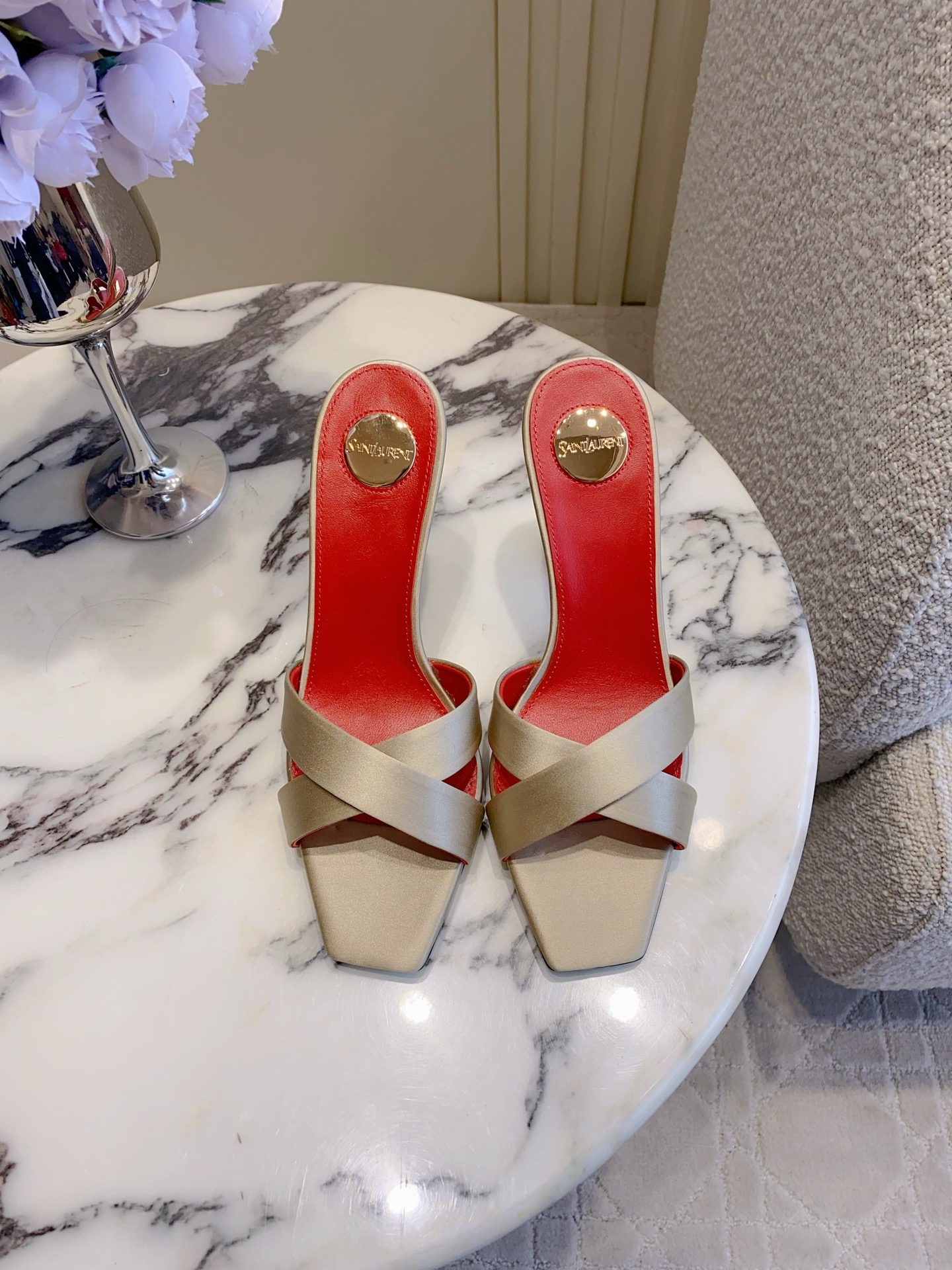 NO:788311,Top version SAINT LAUREN* YSL Yang Shulin's new letter heel high heels. Beautiful high heels for young ladies. Elegant, charming and sexy. Full of femininity. Silk upper/original cloth. Sheepskin lining. Italian genuine leather outsole. Heel height 9cm. Size 35-39 (40 41 42 customized), high heels, saint laurent, saint laurent, high heels, sheepskin, real silk, Leather soles.19860909顶级版本 SAINT LAUREN* YSL 杨树林新款字母跟高跟鞋 小姐姐的美丽尤物高跟鞋 优雅迷人性感 女人味十足 鞋面真丝/原版布面 内里垫脚羊皮 意大利真皮大底 跟高9cm 尺码35-39（40 41 42定做）,高跟鞋,saint laurent,saint laurent,high heels,sheepskin,real silk,Leather soles,Women's Shoes