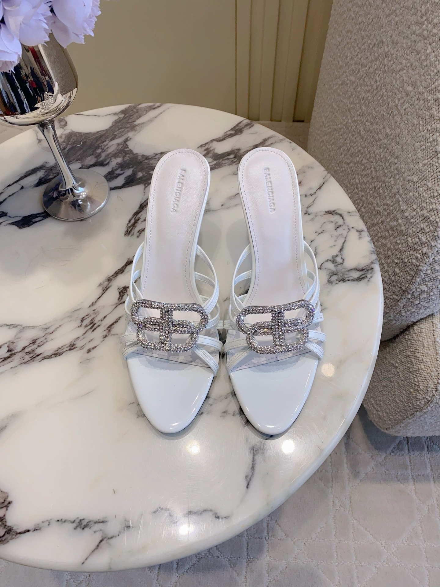 NO:760067,Balenciag's latest high-heeled sandals with rhinestone buckles. Small pointed toe design elongates the leg line. Classic double B buckle decoration is elegant and attractive. Cowhide upper, sheepskin lining, Italian genuine leather outsole. Heel height 7.5cm. Size 35-39 (34 40 41 42 customized), high-heeled slippers, balenciaga, high heels, slippers, cowhide, sheepskin, Leather soles19860909Balenciag*新款水钻扣高跟凉拖鞋 小尖头设计拉长腿部线条 经典双B扣装饰大气又耐看 鞋面牛皮 内里垫脚羊皮 意大利真皮大底 跟高7.5cm 尺码35-39（34 40 41 42定制）,高跟鞋拖鞋,balenciaga,high heels,slippers,cowhide,sheepskin,Leather soles,Women's Shoes