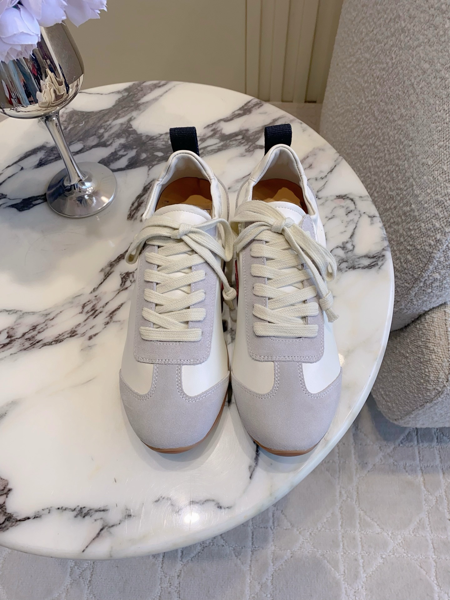 NO:760073,UMA WANG's new moral training shoes are the same for both men and women. They are a pair of ecstasy artifacts for both texture and lazy people. The top layer of cowhide and suede is so soft that it feels like a layer of clouds is wrapped around the feet, making it full of comfort. The color combination is even more crazy - white and gray comes with a retro filter, paired with jeans = relaxed citygirl feeling. Caramel brown is warm to the heart, and paired with a knitted skirt, you will be a gentle lady. Black and brown/matte black cool girls close their eyes, and step on them to instantly attract the aura of a sister.  The key point is the red tail on the heel. It is low-key but 'not easy to mess with' at first glance. The attention to detail makes you crazy. Women's size 35-39 (customized at 40). Men's size 39-44 (customized at 45). Casual shoes/sports shoes, sneakers, skirts, jeans, cowhide19860909男女同款 UMA WANG新款德训鞋 质感党+懒人党双狂喜神器 头层牛皮拼绒面革,软到像裹了层云朵在脚上,舒适度拉满 配色更是杀疯—— 白灰自带复古滤镜,搭牛仔裤=松弛感citygirl 焦糖棕暖到心巴上,配针织裙就是温柔大小姐 黑棕/哑光黑酷妹闭眼冲,踩上直接拽姐气场拉满 重点是后跟那抹红尾,低调但一看就“不好惹”,细节控直接疯狂心动 女码35-39（40定做）男码39-44（45定做）,休闲鞋/运动鞋,sneakers,skirts,jeans,cowhide,Women's Shoes