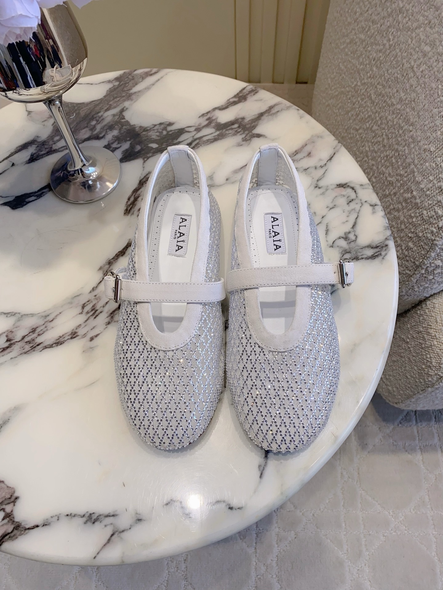 NO:760030,ALAIA's new rhinestone mesh flat ballet shoes. A quirky and easy-to-wear flat shoe. The body of the shoe is super soft and breathable. It's so easy to wear. Versatile item. Imported mesh upper with rhinestones. Sheepskin for feet. Original molded outsole. Size 35-39 (40 custom-made), ballet shoes, alaia, flats, sheepskin19860909ALAIA新款水钻网面平底芭蕾舞鞋 古灵精怪又超好穿的一款平底鞋 鞋身超级柔软透气 好穿到没朋友 百搭单品 鞋面进口网面烫钻 垫脚羊皮 原版开模大底 尺码35-39（40定做）,芭蕾舞鞋,alaia,flats,sheepskin,Women's Shoes