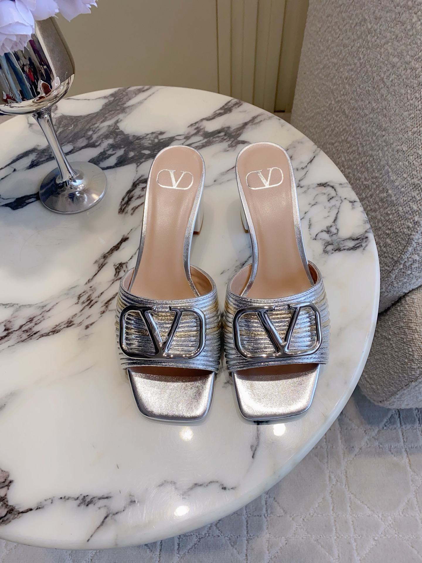 NO:760088,Slippers Sandals VALENTIN* new thin strap stitching high heels Exquisite and noble feeling, sweet and age-reducing, it is a perfect match for sweetness and coolness. It can be salty or sweet. My dream shoes. Lambskin upper. Original molded hardware buckle. Sheepskin lining. Heel height 6cm/7.5cm. Italian leather outsole. Size 35-39 (40 41)  42 customized), high heels and slippers, valentino, sandals, high heels, slippers, sheepskin, Leather soles19860909拖鞋 凉鞋 VALENTIN*新款细带拼接高跟鞋 精致贵气感 甜美又减龄 让人眼前一看 简直就是甜美酷酷的完美适配 可盐可甜 我的梦中情鞋 鞋面小羊皮 原版开模五金扣 内里垫脚羊皮 跟高6cm/7.5cm 意大利真皮大底 尺码35-39（40 41 42定做）,高跟鞋拖鞋,valentino,sandals,high heels,slippers,sheepskin,Leather soles,Women's Shoes