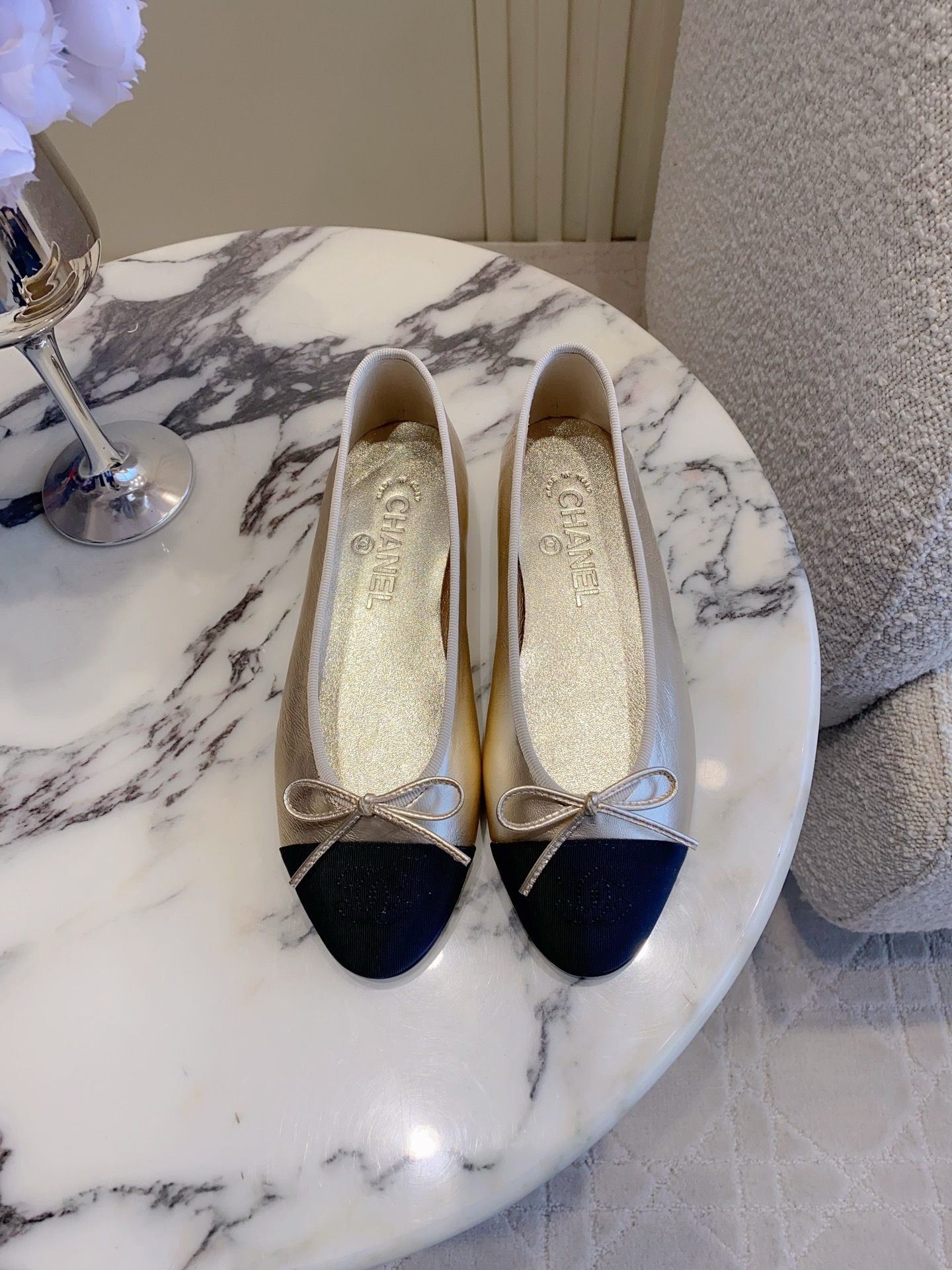 NO:781756,Cashmere Leather Top Purchasing Version Chane* Classic Bow Flat Ballet Shoes Timeless Classic Style Comfortable, Breathable and Easy to Wear Relaxed and High-Level A must-have item for all seasons Original lambskin for the uppers Sheepskin lining for the feet Italian genuine leather outsole Size 35-41, ballet shoes, chanel, sheepskin, Leather soles19860909羊绒 皮面 顶级代购版本 Chane*经典款蝴蝶结平底芭蕾舞鞋 永恒的经典款 舒适透气超好穿 松弛的高级感 四季必备单品  鞋面原版小羊皮 内里垫脚羊皮 意大利真皮大底 尺码35-41,芭蕾舞鞋,chanel,sheepskin,Leather soles,Women's Shoes