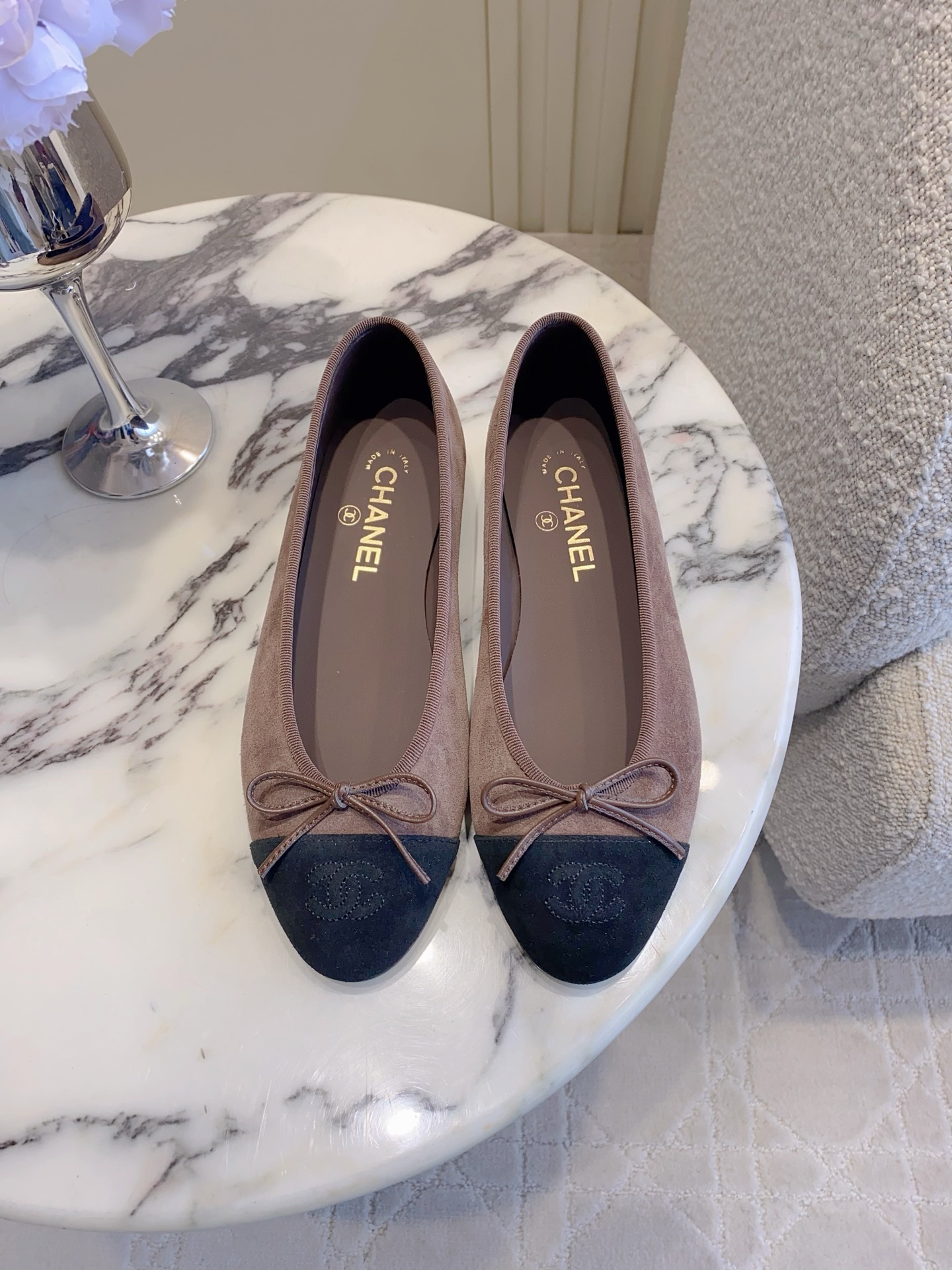 NO:781740,Cashmere Leather Top Purchasing Version Chane* Classic Bow Flat Ballet Shoes Timeless Classic Style Comfortable, Breathable and Easy to Wear Relaxed and High-Level A must-have item for all seasons Original lambskin for the uppers Sheepskin lining for the feet Italian genuine leather outsole Size 35-41, ballet shoes, chanel, sheepskin, Leather soles19860909羊绒 皮面 顶级代购版本 Chane*经典款蝴蝶结平底芭蕾舞鞋 永恒的经典款 舒适透气超好穿 松弛的高级感 四季必备单品  鞋面原版小羊皮 内里垫脚羊皮 意大利真皮大底 尺码35-41,芭蕾舞鞋,chanel,sheepskin,Leather soles,Women's Shoes