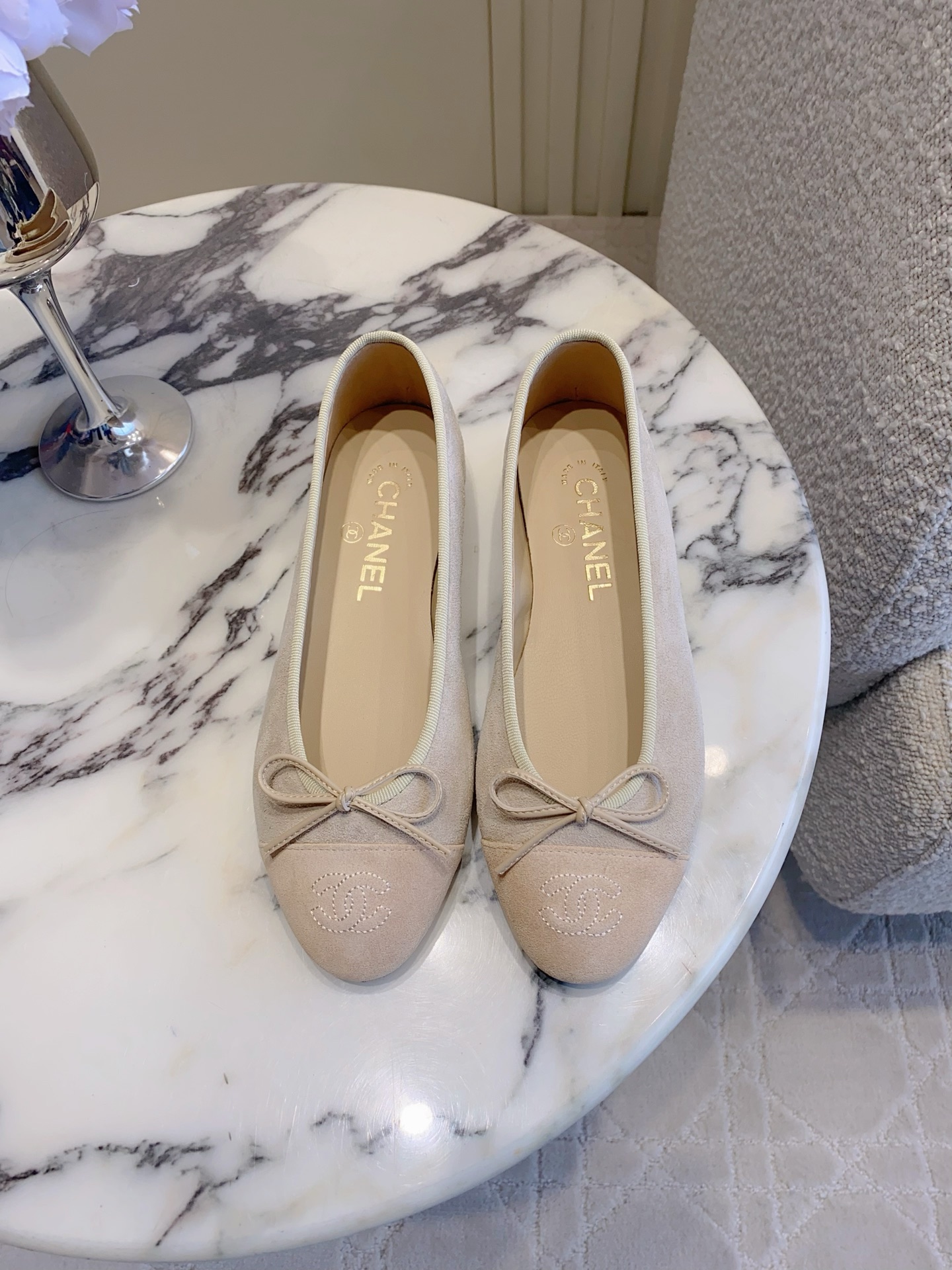 NO:760022,Top purchase version Chane* classic bow flat ballet shoes. Timeless classic style. Comfortable, breathable and easy to wear. Relaxed and high-quality. Must-have item for all seasons. Original lambskin upper. Sheepskin lining. Italian genuine leather outsole. Size 35-41, ballet shoes, chanel, sheepskin, Leather soles.19860909顶级代购版本 Chane*经典款蝴蝶结平底芭蕾舞鞋 永恒的经典款 舒适透气超好穿 松弛的高级感 四季必备单品  鞋面原版小羊皮 内里垫脚羊皮 意大利真皮大底 尺码35-41,芭蕾舞鞋,chanel,sheepskin,Leather soles,Women's Shoes