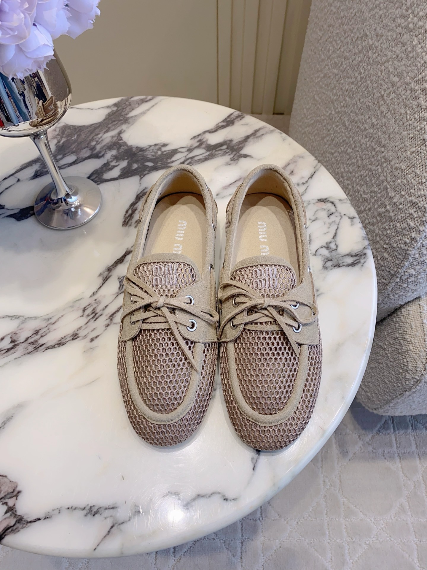 NO:760048,miu's new lace-up mesh flat sailing shoes loafers, high-end texture, full of old money style, high school girl's age-reducing college style, so beautiful on the feet, close your eyes and can be worn in various styles, versatile and comfortable, sizes 35-39 (customized in 40), loafers, miumiu, loafers19860909miu 新款系带网纱平底帆船鞋乐福鞋 高级质感老钱风拉满 女高减龄学院风 上脚太好看啦 闭眼入 各种穿搭都能驾驭 百搭又舒适  尺码35-39（40定做）,乐福鞋,miumiu,loafers,Women's Shoes