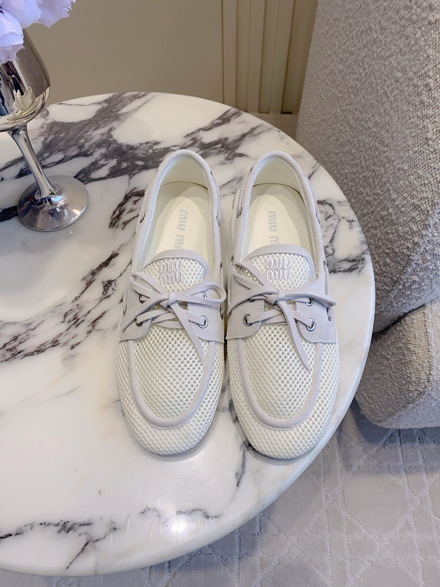 NO:760052,miu's new lace-up mesh flat sailing shoes loafers, high-end texture, full of old money style, high school girl's age-reducing college style, so beautiful on the feet, close your eyes and can be worn in various styles, versatile and comfortable, sizes 35-39 (customized in 40), loafers, miumiu, loafers19860909miu 新款系带网纱平底帆船鞋乐福鞋 高级质感老钱风拉满 女高减龄学院风 上脚太好看啦 闭眼入 各种穿搭都能驾驭 百搭又舒适  尺码35-39（40定做）,乐福鞋,miumiu,loafers,Women's Shoes