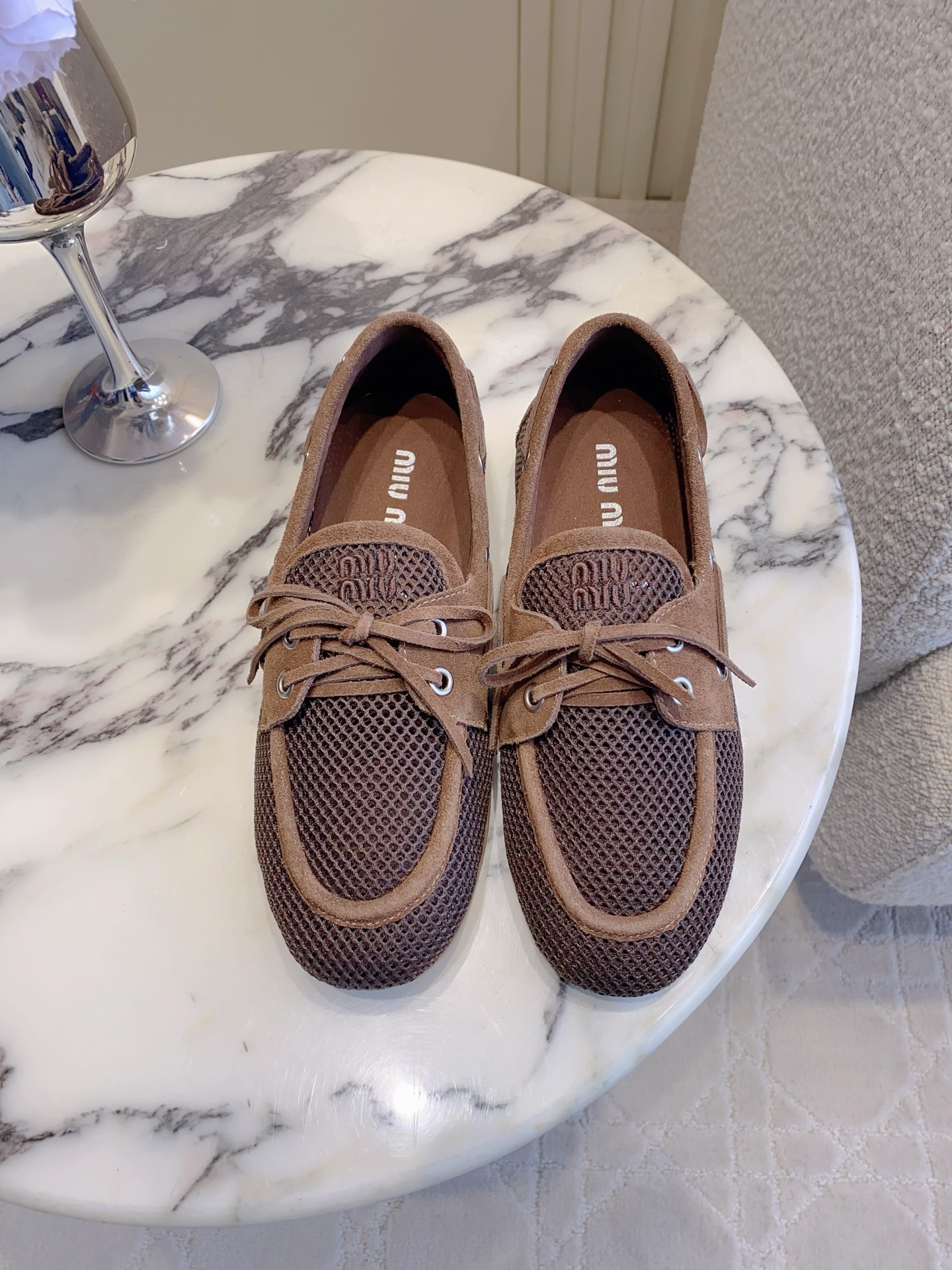 NO:760043,miu's new lace-up mesh flat sailing shoes loafers, high-end texture, full of old money style, high school girl's age-reducing college style, so beautiful on the feet, close your eyes and can be worn in various styles, versatile and comfortable, sizes 35-39 (customized in 40), loafers, miumiu, loafers19860909miu 新款系带网纱平底帆船鞋乐福鞋 高级质感老钱风拉满 女高减龄学院风 上脚太好看啦 闭眼入 各种穿搭都能驾驭 百搭又舒适  尺码35-39（40定做）,乐福鞋,miumiu,loafers,Women's Shoes