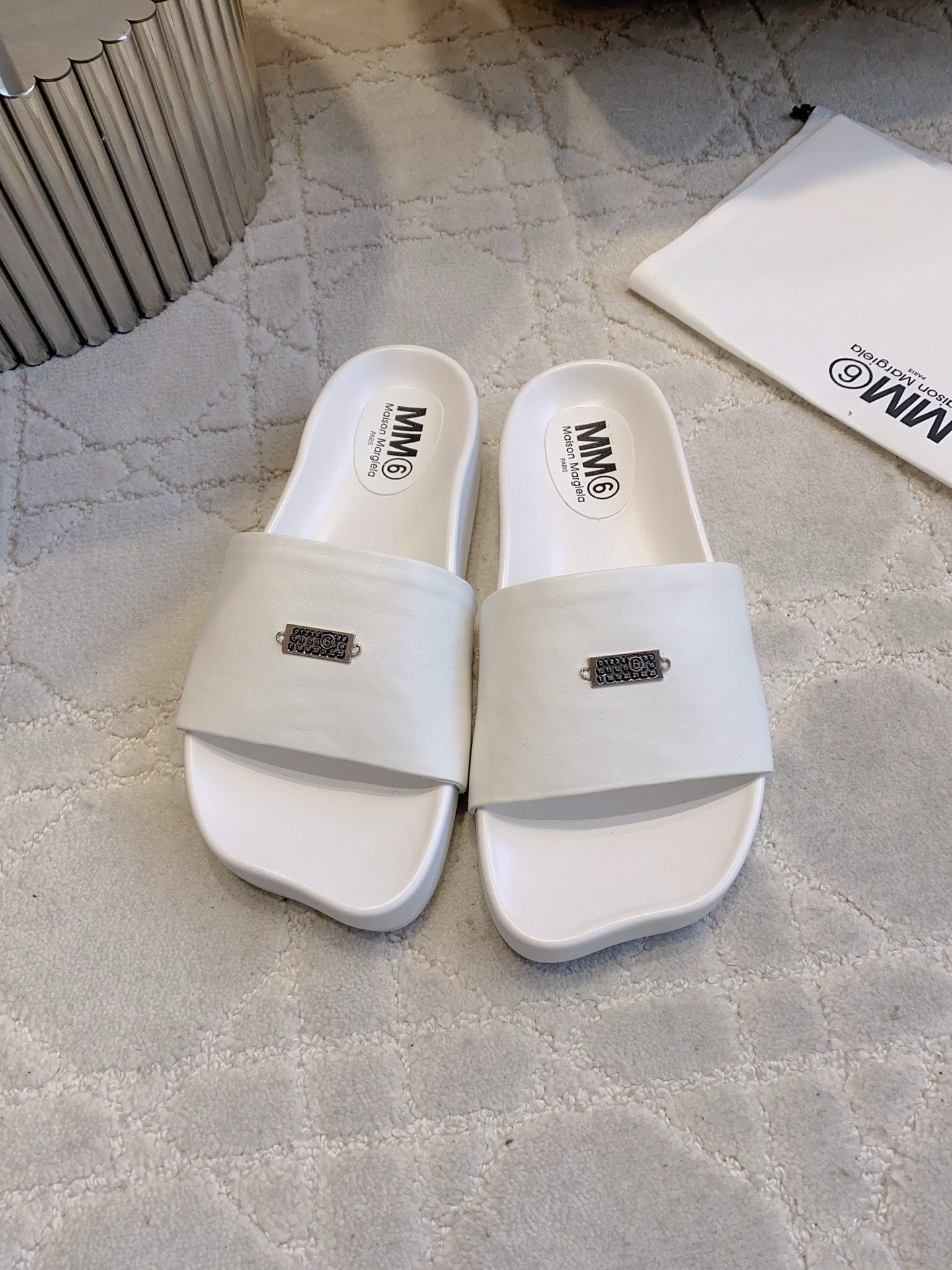 NO:760066,Maison Margiel* MM6 new beach sandals. The 3cm footbed height is just right for your altitude and comfort level. This footbed uses the latest black technology, which is flexible and ergonomically wrapped. The appearance design is simple but not simple. Sizes 35-39 (customized for 40). Comes with original packaging plus airplane case, slippers, masion margiela, slippers.19860909Maison Margiel* MM6新款沙滩拖凉拖鞋  3公分的脚床高度无论从您的海拔还是舒适度都是刚刚好 这款脚床采用了目前最新的黑科技踩上去Q弹又符合人体工学包裹性杠杠的 外观设计简约而不简单 尺码35-39（40定做）配原版包装外加飞机盒,拖鞋,masion margiela,slippers,Women's Shoes