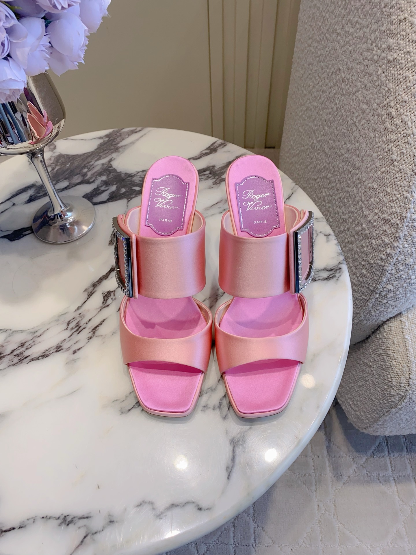 NO:759998,Roger Vivie*'s new square diamond high-heeled sandals continue the classic square buckle style and are crowned with rhinestones to create a different spark that will make you fall in love at first sight. The square toe design is more fashionable and more suitable for any foot type. It is comfortable, noble and generous, perfect for daily or office work. Silk upper, original customized Swarovski super flash rhinestone buckle, sheepskin lining, silk foot pads, genuine leather outsole imported from Italy, heel height 8.5cm, size 35-39 (34  40 41 customized), high heels and slippers, roger vivor, high heels, slippers, sheepskin, real silk, Leather soles19860909Roger Vivie*新款方钻高跟凉拖鞋 延续经典的方扣形式 冠以水钻碰撞出不一样的火花 令人一见倾心 方头的设计更加时尚 更适合任何脚型上脚舒适高贵大方 无论是日常还是上班族都完美驾驭 鞋面真丝 原版定制施华洛超闪水钻扣 内里羊皮 垫脚真丝 意大利进口真皮大底 跟高8.5cm 尺码35-39（34 40 41定做）,高跟鞋拖鞋,roger vivier,high heels,slippers,sheepskin,real silk,Leather soles,Women's Shoes