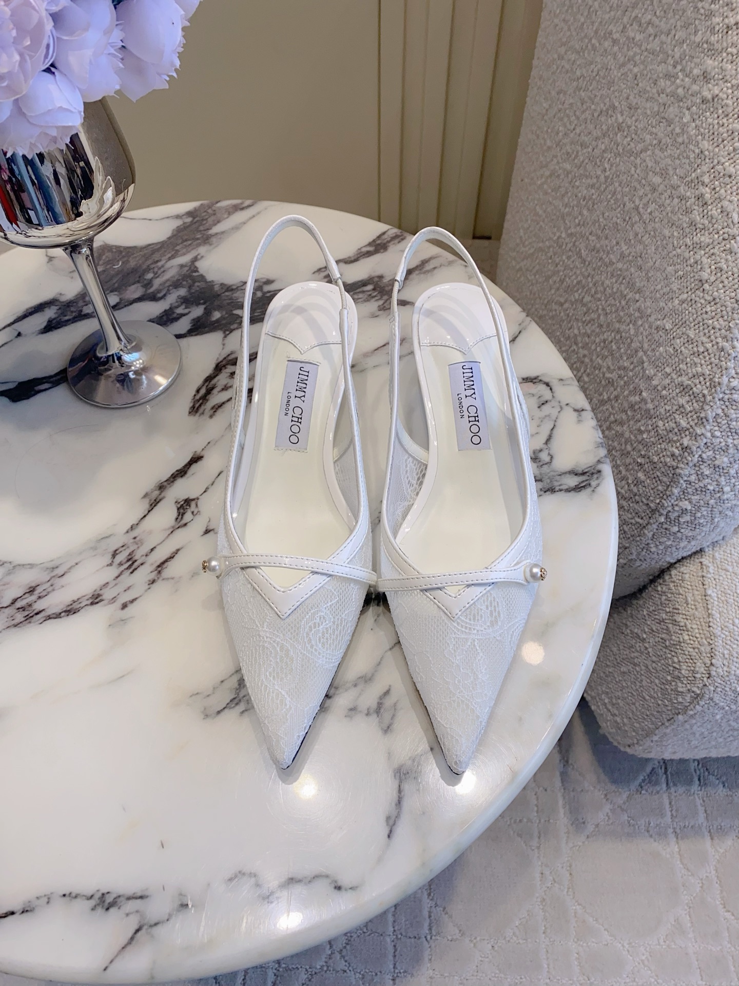 NO:760006,JimmyCho*'s new pointed toe lace back high heels are elegant at first sight. Soft curved heels with elegant pointed toes. Unique modern fashion sense. Full of goddess style. Exudes exquisite charm. It will make you fall in love at first sight. Imported lace on the upper. Sheepskin for feet. Italian leather outsole. Heel height 4.5cm. Size 35-39 (40 41 custom-made). Sandals, jimmy choo, sandals, high heels, sheepskin, Leather soles19860909JimmyCho*新款尖头蕾丝后空高跟鞋 一眼就沦陷的优雅 柔和弧形鞋跟搭配优雅尖头 别具摩登时尚感 女神范十足 散发精致魅力 令人一见倾心 鞋面进口蕾丝 垫脚羊皮 意大利真皮大底 跟高4.5cm 尺码35-39（40 41定做）,凉鞋,jimmy choo,sandals,high heels,sheepskin,Leather soles,Women's Shoes