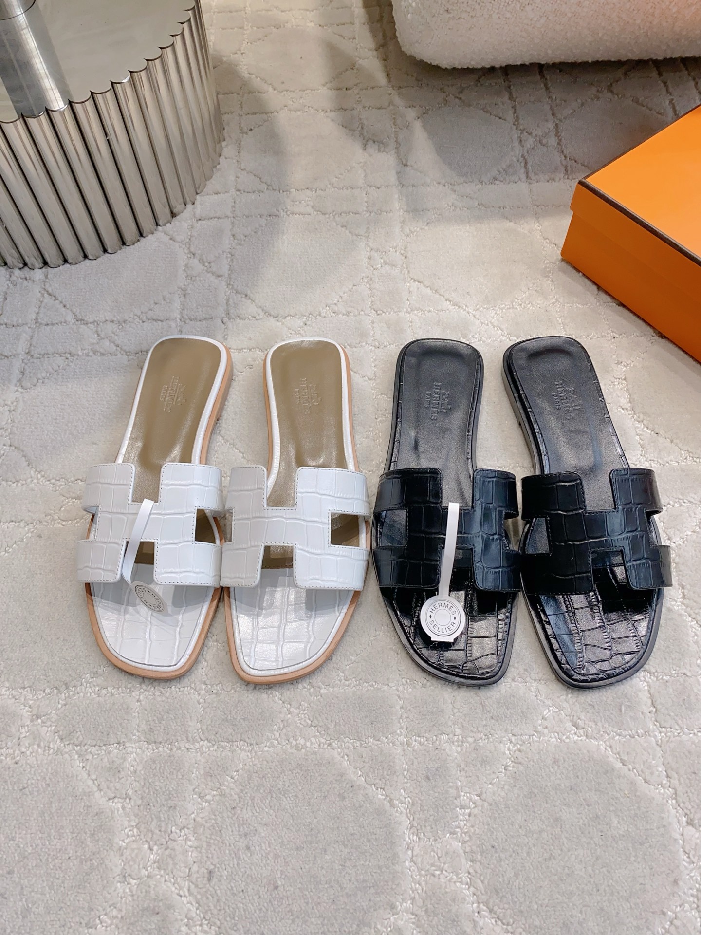 NO:906232,Herme* Classic H slippers and sandals, simple old money style, fashionable and versatile, super comfortable, every detail is made to the extreme, original custom calfskin upper, top grade sheepskin lining, Italian genuine leather outsole, size 35-39 (40.41.42.43 customized, non-returnable and non-exchangeable), slippers, hermes, sandals, slippers, cowhide, sheepskin, Leather soles19860909Herme* 经典款H拖鞋凉鞋 简约老钱风 时尚又百搭 超级舒服 每个细节都做到极致  鞋面原版定制小牛皮 内里垫脚顶级羊皮 意大利真皮大底 尺码35-39（40.41.42.43定制不退不换）,拖鞋,hermes,sandals,slippers,cowhide,sheepskin,Leather soles,Women's Shoes