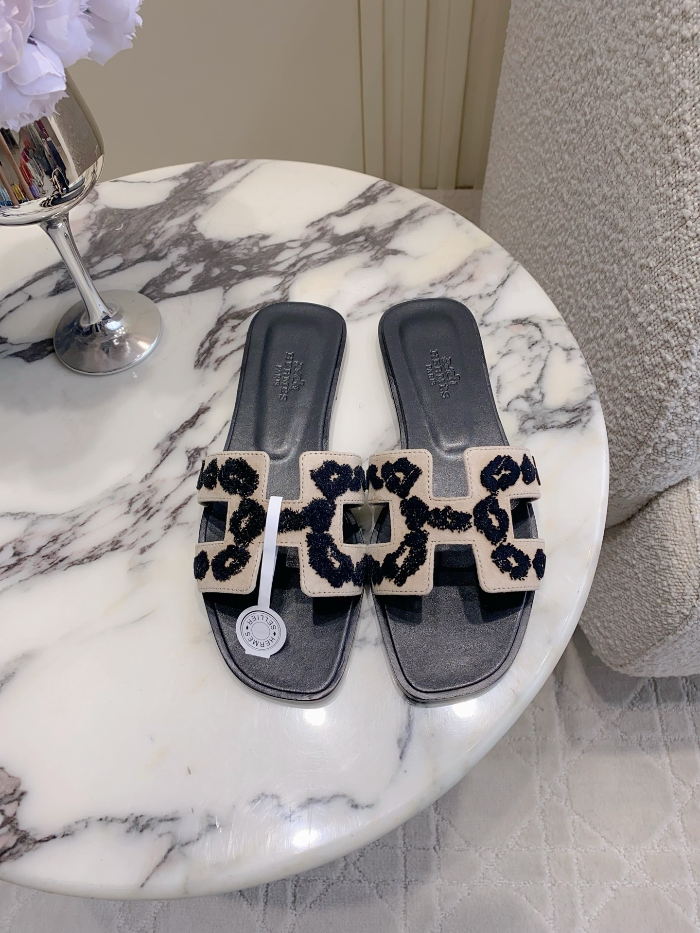 NO:906227,Herme* classic H slipper sandals, simple old money style, fashionable and versatile, super comfortable, every detail is made to the extreme, original custom lambskin upper, top grade sheepskin lining, Italian genuine leather outsole, size 35-39 (40.41.42.43 customized, non-returnable and non-exchangeable), slippers, hermes, sandals, slippers, sheepskin, Leather soles19860909Herme* 经典款H拖鞋凉鞋 简约老钱风 时尚又百搭 超级舒服 每个细节都做到极致  鞋面原版定制小羊皮 内里垫脚顶级羊皮 意大利真皮大底 尺码35-39（40.41.42.43定制不退不换）,拖鞋,hermes,sandals,slippers,sheepskin,Leather soles,Women's Shoes