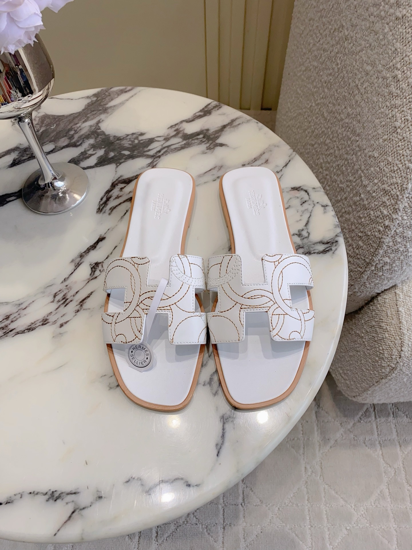 NO:787282,Herme* Classic H slipper sandals, simple old money style, fashionable and versatile, super comfortable, every detail is made to the extreme, original custom calfskin upper, original embroidery, top grade sheepskin lining, Italian genuine leather outsole, high flat heel/5cm, size 35-39 (40.41.42.43 customized, non-returnable, non-exchangeable), slippers, hermes, sandals, slippers, cowhide, sheepskin, Leather soles19860909Herme* 经典款H拖鞋凉鞋 简约老钱风 时尚又百搭 超级舒服 每个细节都做到极致  鞋面原版定制小牛皮原版刺绣 内里垫脚顶级羊皮 意大利真皮大底 跟高平底/5cm 尺码35-39（40.41.42.43定制不退不换）,拖鞋,hermes,sandals,slippers,cowhide,sheepskin,Leather soles,Women's Shoes