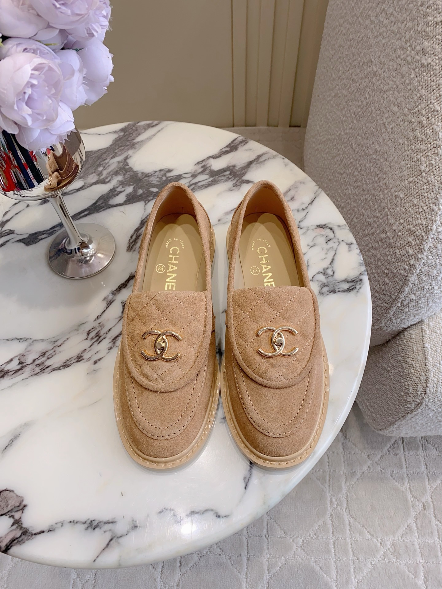 NO:781762,CHANE's latest clamshell diamond loafers. Classic and timeless shoe style. Exquisite sense of luxury with double C molded logo. College style, versatile and age-reducing. Can be worn in various styles. Cowhide upper, sheepskin lining, Italian genuine leather outsole. Size 35-39 (customized 40 41 42), loafers, chanel, loafers, cowhide, sheepskin, Leather soles19860909CHANE*新款翻盖菱格乐福鞋 经典不过时的鞋型 搭配双C开模logo精致的高级感 学院风百搭又减龄 各种穿搭都能驾驭 鞋面牛皮 内里垫脚羊皮 意大利真皮大底 尺码35-39（40 41 42定做）,乐福鞋,chanel,loafers,cowhide,sheepskin,Leather soles,Women's Shoes