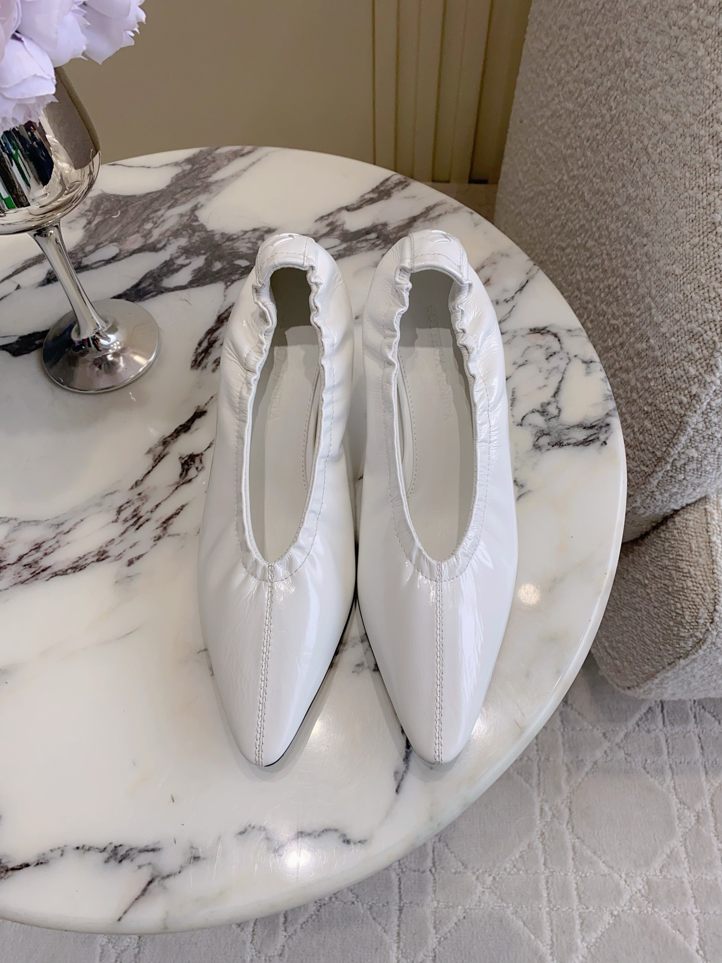 NO:816529,BV Ms. Sofia Ballet Shoes Kitten Heel Pointed Toe Shoes Goose Yellow Butter Leather Family Elements Braided Series High Version Small Pointed Toe Commuting Essentials They Are So Beautiful Elegant Materials Used in Shoes Intellectual Elegant and Sophisticated Full of High-end Design Beautiful~~ The fabric is made of the same butter leather as the original and the styling technology pursues the perfection of the internal craftsmanship The heel and foot pad are made of lambskin, never sloppy The original outsole craftsmanship is a classic of the brand  The new season uses Italian genuine leather outsole, combined with clear dyeing technology and rubber square technology. Size 35-39 (40 41 42 customized). Equipped with original packaging. Hot glue technology logo bag, single shoes, bottega veneta, sheepskin, Leather soles.19860909BV女士 Sofia 芭蕾舞鞋小猫跟尖头单鞋 鹅黄色 牛油皮 家族元素 编织系列 高版本 小尖头通勤必备 都好美啊 优雅材质运用在鞋履上知性优雅干练 满满的高级感设计美美哒～～  面料选用原版一致牛油皮 以及定型科技追求内部工艺完美 鞋跟 垫脚选用小羊皮 绝不马虎 原版 大底工艺 品牌经典之作 新季选用意大利真皮大底 配合清染技术 搭配橡胶方块工艺 尺码35-39（40 41 42定做） 配置原版包装 烫胶工艺logo布袋,单鞋,bottega veneta,sheepskin,Leather soles,Women's Shoes