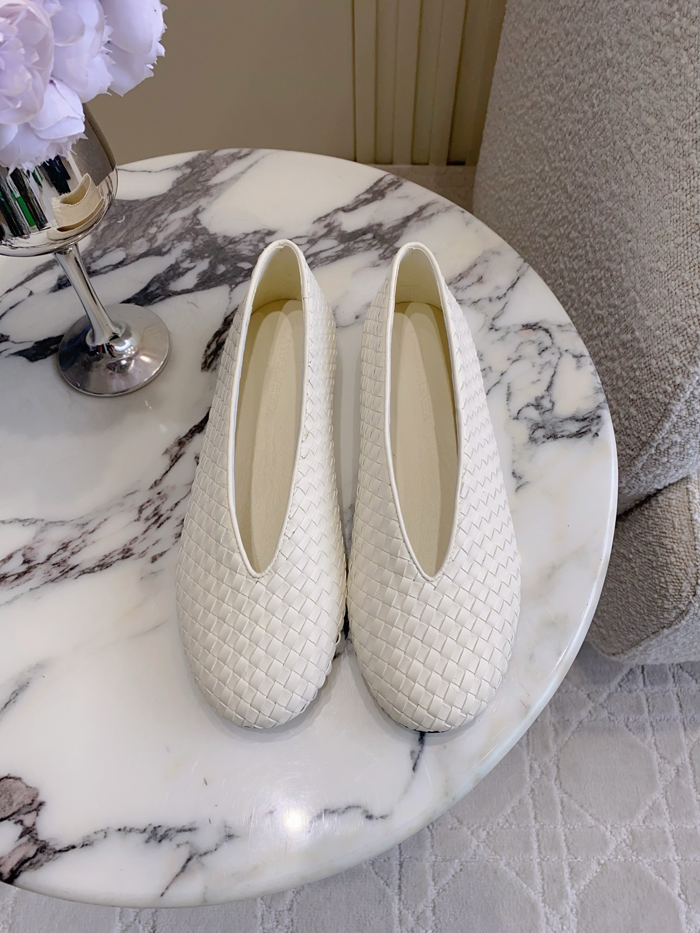 NO:816531,Hand-woven BV Rosa flat ballet shoes, comfortable and soft, single shoe series, flat design, soft and comfortable, built-in foot pad, as comfortable as a cloud, hand-woven lace, inlaid shoe collar, simply bv's latest ceiling, colorful and versatile fabric, hand-woven, comfortable and high-end sheepskin lining  Original packaging is used, and the shoe bags are printed with logos. The most high-end products in the market, ballet shoes, bottega veneta, sheepskin, leather soles.19860909手工编织 BV Rosa 平底单鞋芭蕾舞鞋 舒适 柔软 单鞋系列 平底设计 柔软舒适 内置垫脚 云朵般舒适 手工编织花边 镶嵌鞋口 简直bv最新天花板啦 彩色百搭  面料 手工编织而成 内里垫脚羊皮舒适高端 大底选用意大利真皮大底&注塑橡胶工艺 运用轻染工艺 对标对版尺码35-39（40 41 42定做） 选用原版包装 鞋子布袋采用印胶logo工艺 市场最高端,芭蕾舞鞋,bottega veneta,sheepskin,Leather soles,Women's Shoes