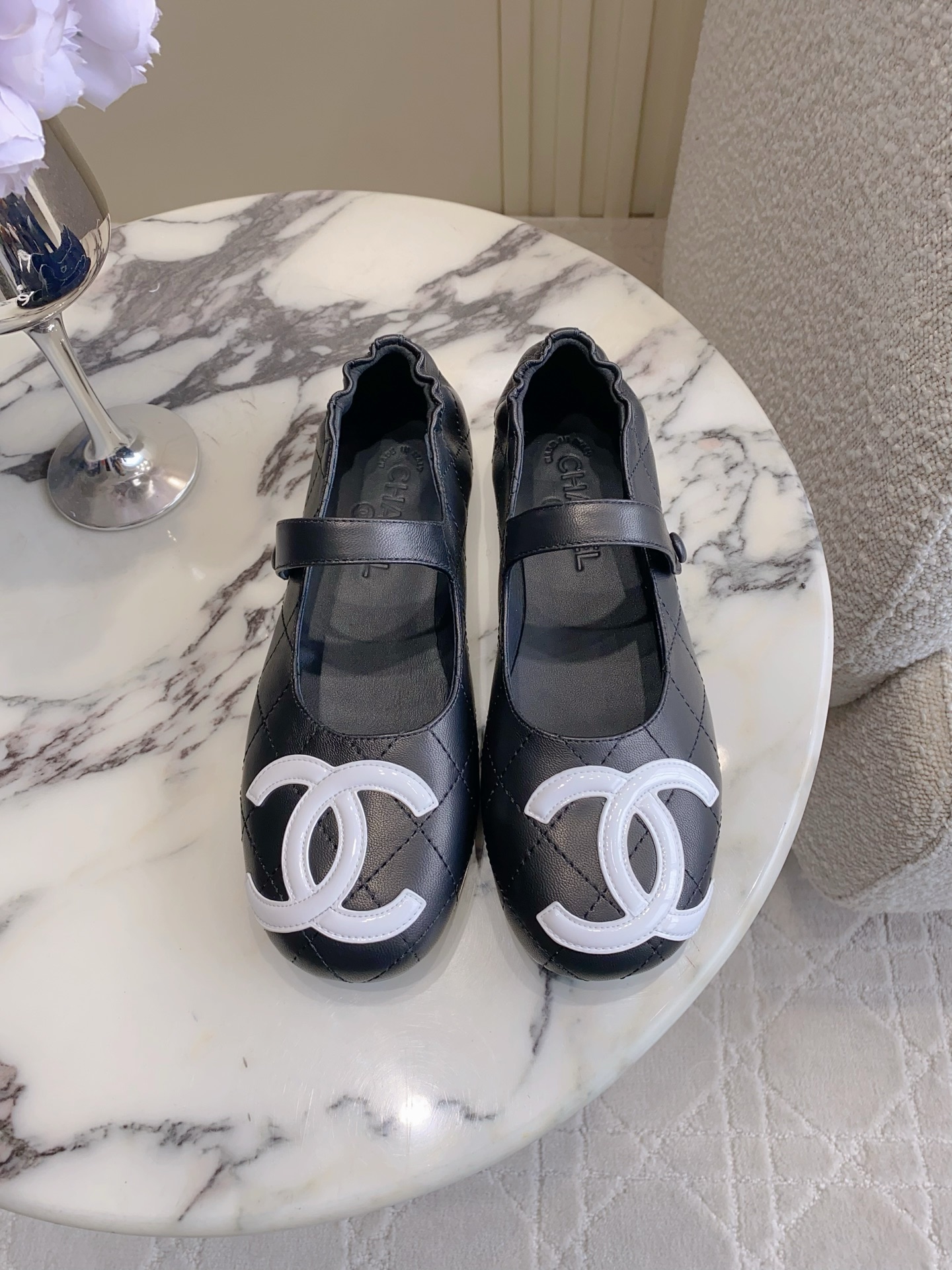 NO:781724,Chane* new Kangpeng shoes Mary Jane flats have a great effect on the feet. They can be easily controlled in any outfit. They are well-handled and comfortable on the feet. A versatile item that can be casual or formal and elegant. Sheepskin on the upper. Sheepskin on the inside. Original molded outsole. Size 35-39 (customized 40 41), Mary Jane, chanel, mary jane, flats, sheepskin19860909Chane*新款康鹏鞋玛丽珍平底鞋 上脚效果绝了 任何穿搭都能轻松驾驭 妥妥拿捏 脚感舒适 可休闲可正式优雅的百搭单品 鞋面羊皮 内里垫脚羊皮 原版开模大底 尺码35-39（40 41定做）,玛丽珍,chanel,mary jane,flats,sheepskin,Women's Shoes