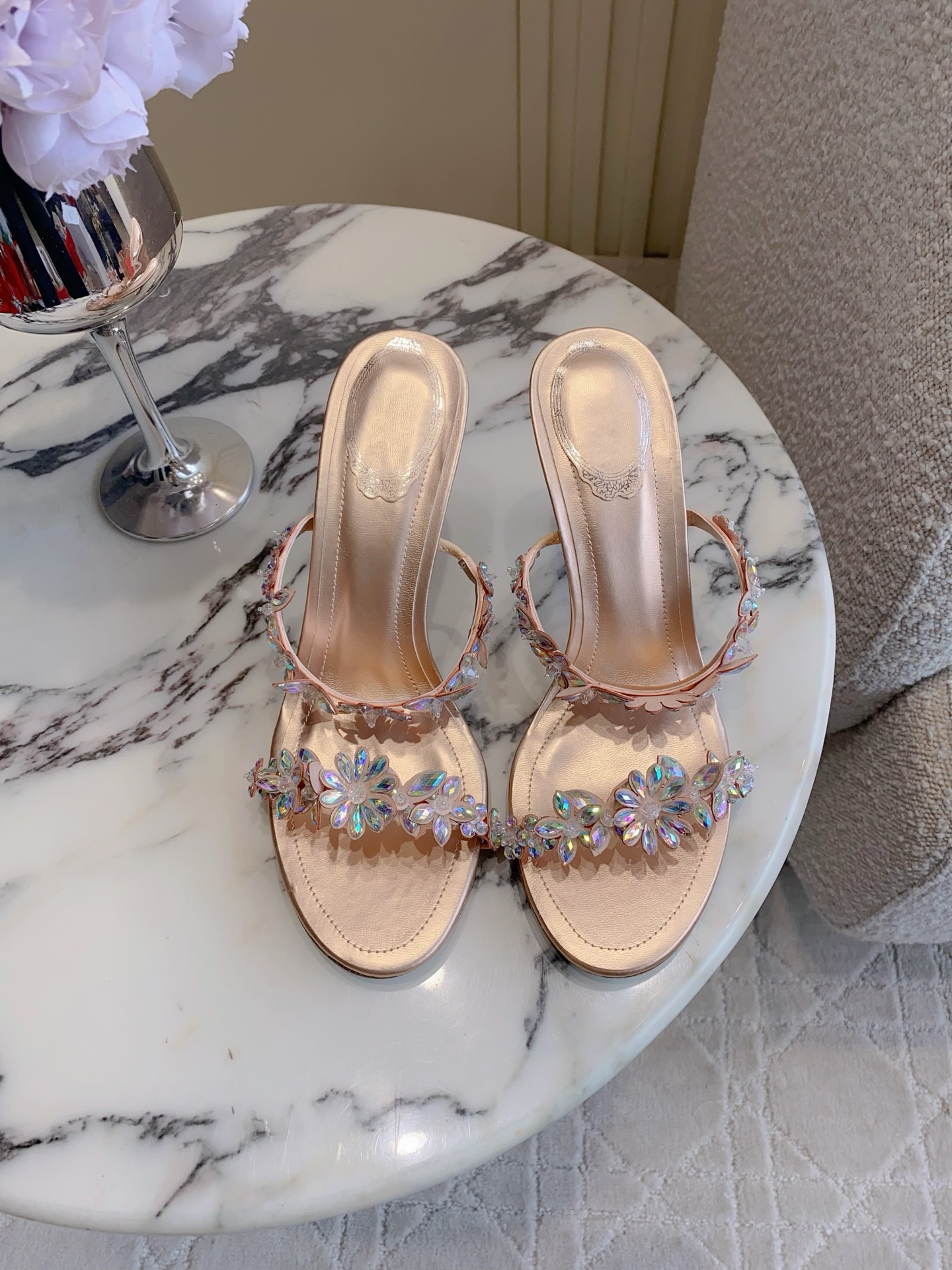 NO:788309,Slippers Sandals Ren* Caovill* Heavy Industry Flower Crystal Series High Heels bling bling is exquisite and can be called a handicraft. The upper is hand-made with crystals. The lining is sheepskin. Italian genuine leather outsole. Slippers 6.5cm/sandals 9.5cm. Size 35-39 (34 40 41 42 43 customized), high heels, sandals, high heels, slippers, sheepskin, Leather soles19860909拖鞋 凉鞋 Ren* Caovill*重工花朵水晶系列高跟鞋 bling bling精致逼人 堪称工艺品 鞋面纯手工镶嵌水晶 内里垫脚羊皮 意大利真皮大底 拖鞋6.5cm/凉鞋9.5cm 尺码35-39（34 40 41 42 43定做）,高跟鞋,sandals,high heels,slippers,sheepskin,Leather soles,Women's Shoes