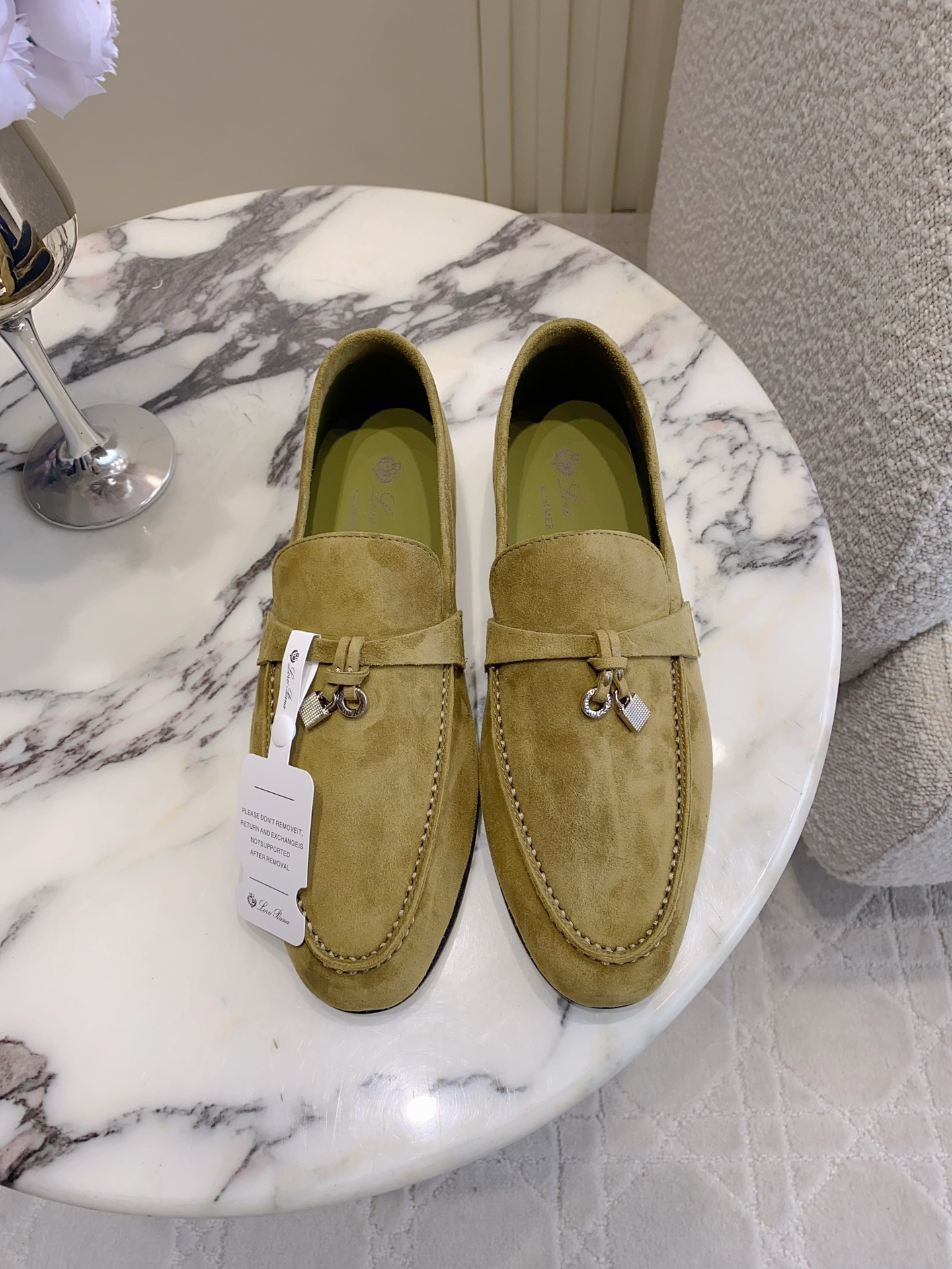 NO:788389,Genuine leather outsole Loro Pian* LP ten thousand years classic loafers, simple and fashionable, super comfortable on the feet, shoes that can walk 20,000 steps a day, super versatile!  Original purchase and development, top quality!   Original lambskin upper, sheepskin lining, cowhide feet, Italian genuine leather outsole, size 35-39 (customized 40 41 42), loafers, loro piana, loro piana, loafers, cowhide, sheepskin, Leather soles19860909真皮大底 Loro Pian* LP万年经典款乐福鞋 简约时尚 脚感超级舒适 一天可以暴走两万步的鞋子 超级百搭款！ 原版购入开发 顶级品质！  鞋面原版小羊皮 内里羊皮 牛皮垫脚 意大利真皮大底 尺码35-39（40 41 42定做）,乐福鞋,loro piana,loro piana,loafers,cowhide,sheepskin,Leather soles,Women's Shoes