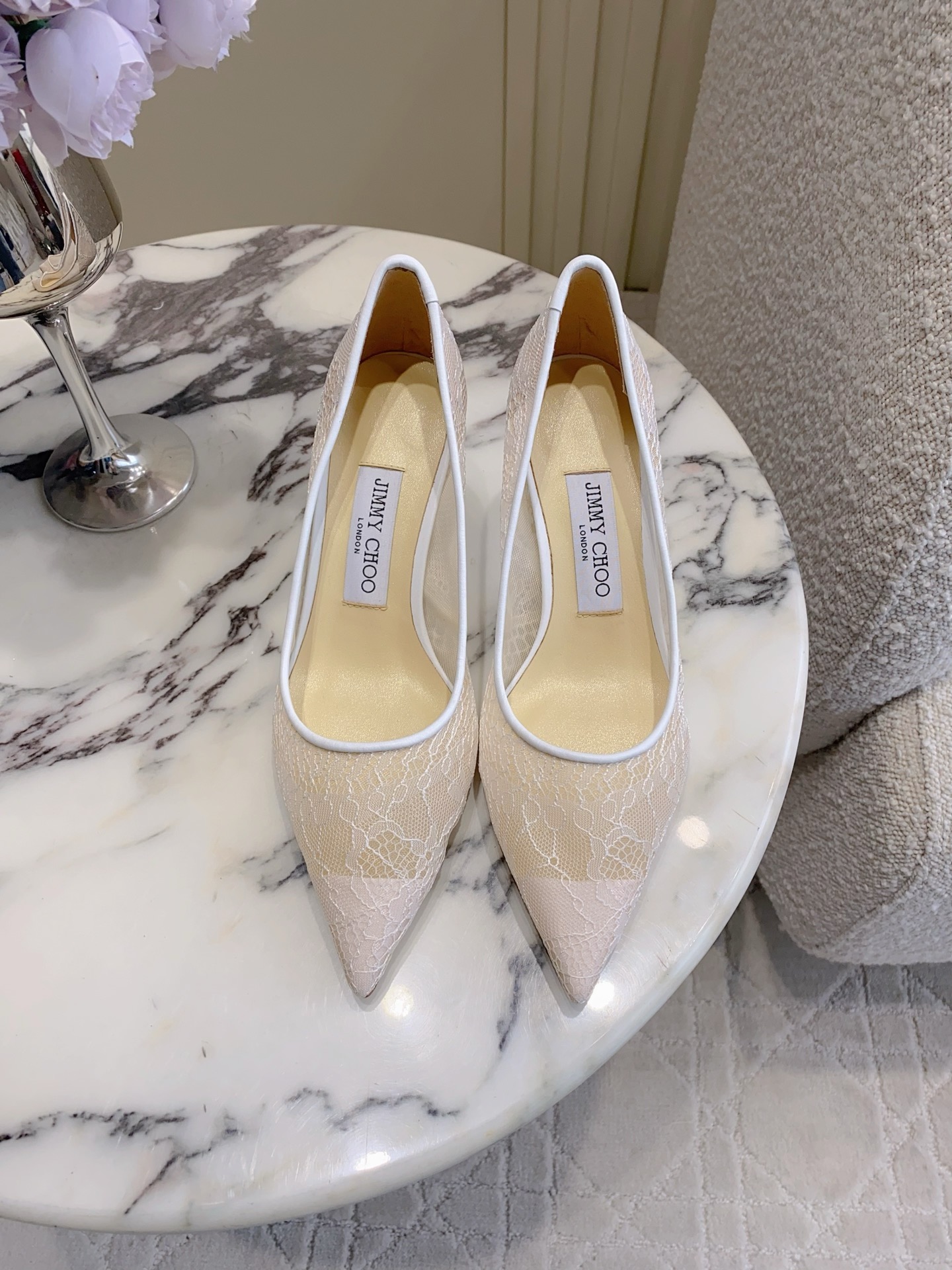 NO:787232,JimmyCho* new pointed-toe lace high-heeled shoes. Elegance that catches your attention at first sight. Soft curved heels with elegant pointed toes. Unique modern fashion sense. Full of goddess style. Exudes exquisite charm. It will make you fall in love at first sight. Imported lace on the upper. Sheepskin on the feet. Italian leather outsole. Black 8.5cm/white 6cm. Size 35-39 (40 customized), high heels, jimmy choo, high heels, sheepskin, Leather soles19860909JimmyCho*新款尖头蕾丝高跟鞋 一眼就沦陷的优雅 柔和弧形鞋跟搭配优雅尖头 别具摩登时尚感 女神范十足 散发精致魅力 令人一见倾心 鞋面进口蕾丝 垫脚羊皮 意大利真皮大底 黑色8.5cm/白色6cm 尺码35-39（40定做）,高跟鞋,jimmy choo,high heels,sheepskin,Leather soles,Women's Shoes