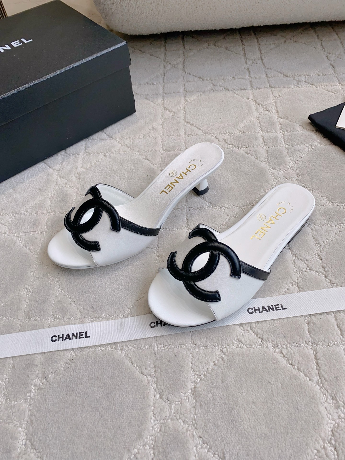 NO:781787,CHANE*'s new double C large logo sandals. Chanel's high-end sense always impresses people. It looks like a simple style, but it is inexplicably high-end on the feet. Absolutely girly, comfortable and easy to wear. Lambskin upper, sheepskin lining, Italian genuine leather outsole, flat heel/3.5cm, size 35-39 (40 41 custom-made), slippers, chanel, chanel, slippers, sheepskin, Leather  soles19860909CHANE*新款双C大logo凉拖鞋 香家高级感这块总让人大写的服气 看起来简单的款式 但上脚就莫名很高级 绝对的少女感 舒适好穿 鞋面小羊皮 内里垫脚羊皮 意大利真皮大底 跟高平底/3.5cm 尺码35-39（40 41定做）,拖鞋,chanel,chanel,slippers,sheepskin,Leather soles,Women's Shoes