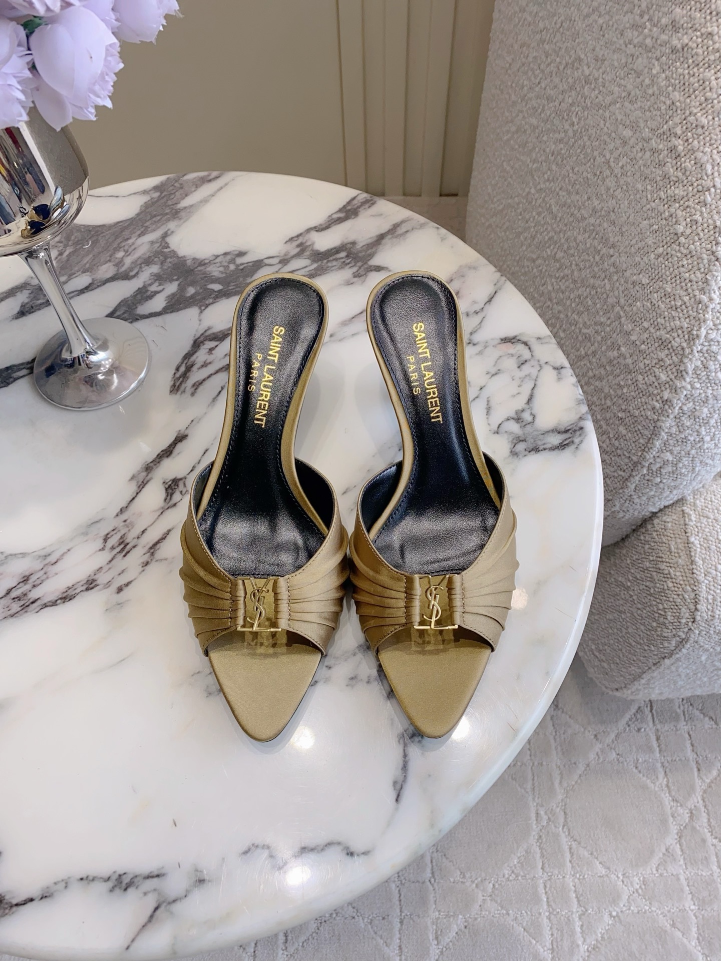 NO:787585,SAINT LAUREN* YSL Yang Shulin's new diamond buckle high-heeled sandals. Beautiful high heels for young ladies. Elegant, charming and sexy, full of femininity. Silk/calf leather upper. Original molded diamond buckle. Sheepskin lining. Italian genuine leather outsole. Heel height 5cm. Size 35-39 (40 customized), high heels, saint laurent, saint laurent, high heels, slippers, cowhide, sheepskin, real  silk,leather soles19860909SAINT LAUREN* YSL 杨树林新款钻扣高跟凉拖鞋 小姐姐的美丽尤物高跟鞋 优雅迷人性感 女人味十足 鞋面真丝/小牛皮 原版开模钻扣 内里垫脚羊皮 意大利真皮大底 跟高5cm 尺码35-39（40定做）,高跟鞋,saint laurent,saint laurent,high heels,slippers,cowhide,sheepskin,real silk,Leather soles,Women's Shoes