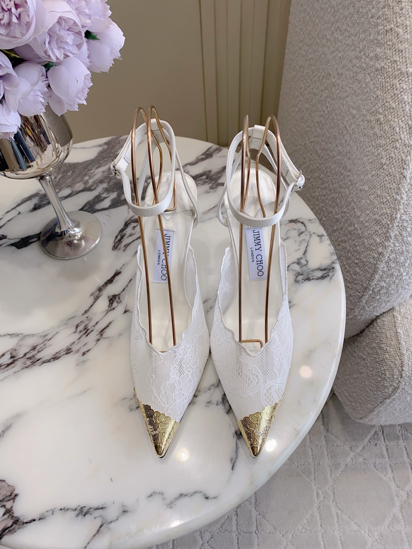 NO:787280,JimmyCho*'s new pointed-toe lace back hollow high-heeled shoes are elegant at first glance. The gilt craftsmanship of the toe adds a touch of luxury. The soft curved heel with elegant pointed toe has a unique modern fashion sense. It is full of goddess style. It exudes exquisite charm and makes people fall in love at first sight. Imported lace upper, sheepskin for foot pads, Italian genuine leather outsole, heel height 8cm, size 35-39 (custom-made for 40 41 42), high-heeled sandals, jimmy  choo,sandals,high heels,sheepskin,Leather soles19860909JimmyCho*新款尖头蕾丝后空高跟鞋 一眼就沦陷的优雅 鞋头的鎏金工艺更是添上一丝华丽贵气  柔和弧形鞋跟搭配优雅尖头,别具摩登时尚感 女神范十足 散发精致魅力,令人一见倾心 鞋面进口蕾丝 垫脚羊皮 意大利真皮大底 跟高8cm 尺码35-39（40 41 42定做）,高跟鞋凉鞋,jimmy choo,sandals,high heels,sheepskin,Leather soles,Women's Shoes