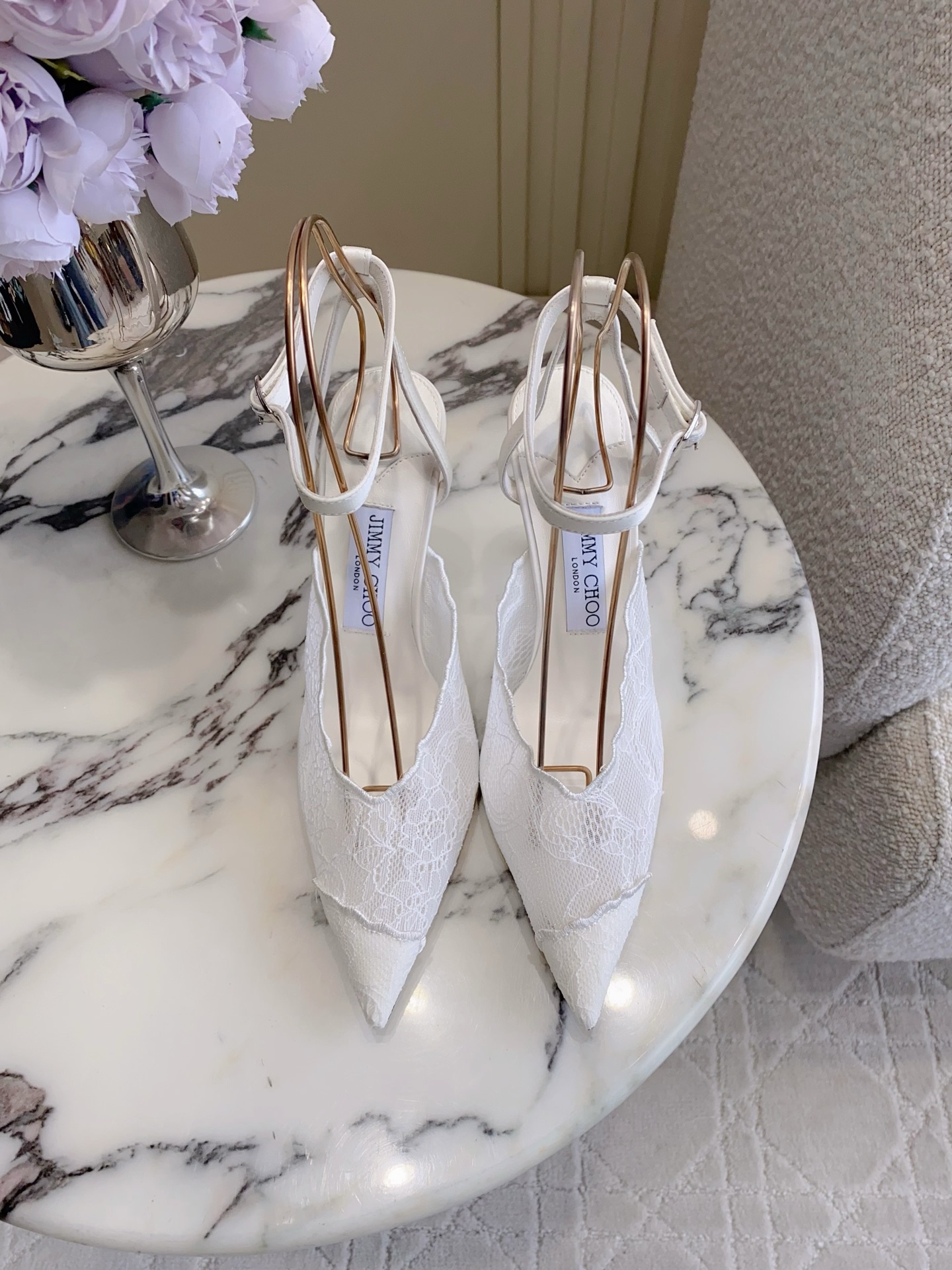 NO:787584,JimmyCho*'s new pointed-toe lace back hollow high-heeled shoes are elegant at first sight. Soft curved heels with elegant pointed toes, unique modern fashion sense. Full of goddess style, exuding exquisite charm, making people fall in love at first sight. Imported lace upper, foot-padded sheepskin, Italian genuine leather outsole, 8cm heel height, size 35-39 (40 41 42 custom-made), high heels, jimmy choo, high heels, sheepskin, Leather soles19860909JimmyCho*新款尖头蕾丝后空高跟鞋 一眼就沦陷的优雅  柔和弧形鞋跟搭配优雅尖头,别具摩登时尚感 女神范十足 散发精致魅力,令人一见倾心 鞋面进口蕾丝 垫脚羊皮 意大利真皮大底 跟高8cm 尺码35-39（40 41 42定做）,高跟鞋,jimmy choo,high heels,sheepskin,Leather soles,Women's Shoes