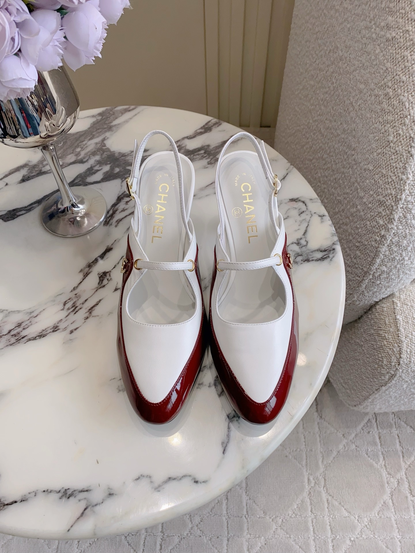 NO:787293,CHANE* new high-heeled shoes on the catwalk. The high-end sense of Chanel always impresses people. It looks like a simple style, but it is inexplicably high-end on the feet. Absolutely girly feeling. Comfortable and easy to wear. Original lambskin on the upper. Sheepskin on the lining. Italian genuine leather outsole. Heel height 7cm. Size 35-39 (custom-made for 40). High-heeled sandals, chanel, chanel, sandals, high heels, sheepskin, Leather soles19860909CHANE*走秀新款高跟鞋 香家高级感这块总让人大写的服气 看起来简单的款式 但上脚就莫名很高级 绝对的少女感 舒适好穿 鞋面原版小羊皮 内里垫脚羊皮 意大利真皮大底 跟高7cm 尺码35-39（40定做）,高跟鞋凉鞋,chanel,chanel,sandals,high heels,sheepskin,Leather soles,Women's Shoes