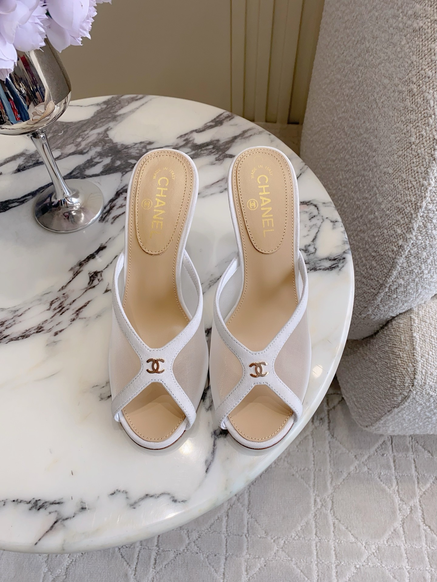 NO:788321,CHANE* new mesh high-heeled slippers. The high-end sense of Chanel always impresses people. It looks like a simple style, but it is inexplicably high-end on the feet. Absolutely girly. Comfortable and easy to wear. High-density mesh upper. Sheepskin for feet. Italian leather outsole. Heel height 7cm. Size 35-39 (40 customized), high heels, chanel, chanel, high heels, slippers, sheepskin, Leather soles.19860909CHANE*新款网纱高跟拖鞋 香家高级感这块总让人大写的服气 看起来简单的款式 但上脚就莫名很高级 绝对的少女感 舒适好穿 鞋面高密度网纱 垫脚羊皮 意大利真皮大底 跟高7cm 尺码35-39（40定做）,高跟鞋,chanel,chanel,high heels,slippers,sheepskin,Leather soles,Women's Shoes