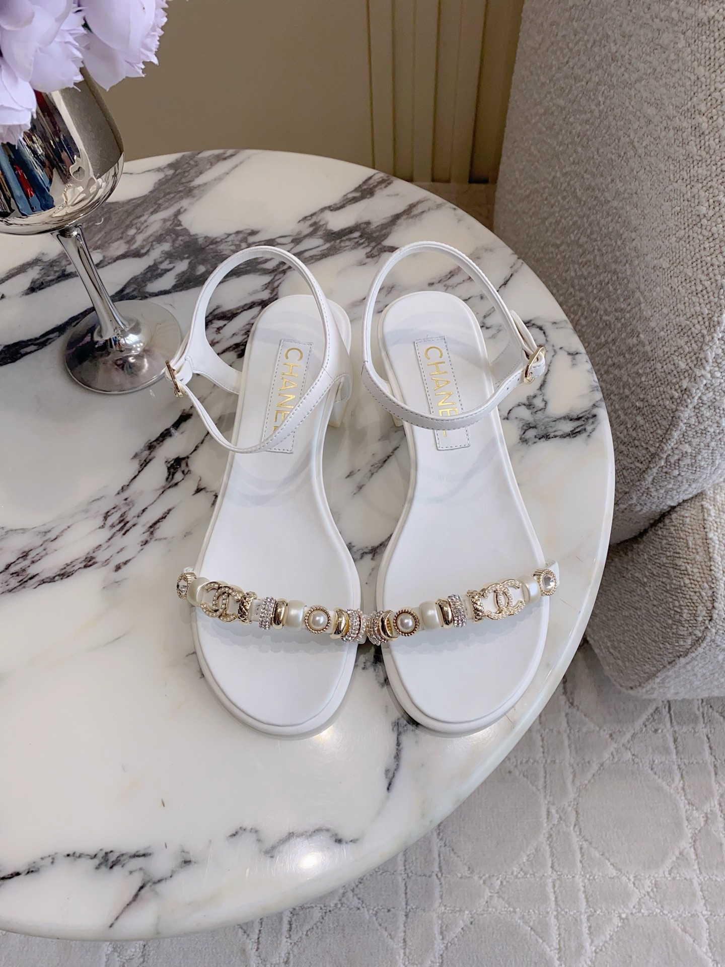 NO:787297,CHANE*'s new sandals with thick heel. Chanel's high-end sense always impresses people. It looks like a simple style, but it feels inexplicably high-end on the feet. Absolutely girly. Comfortable and easy to wear. Lambskin upper. Original molded buckle. Sheepskin lining. Italian genuine leather outsole. Heel height 3cm. Size 35-39 (40 41 custom-made). Sandals, chanel, chanel, sandals, sheepskin, Leather  soles19860909CHANE*新款一字带粗跟凉鞋 香家高级感这块总让人大写的服气 看起来简单的款式 但上脚就莫名很高级 绝对的少女感 舒适好穿 鞋面小羊皮 原版开模扣饰 内里垫脚羊皮 意大利真皮大底 跟高3cm 尺码35-39（40 41定做）,凉鞋,chanel,chanel,sandals,sheepskin,Leather soles,Women's Shoes