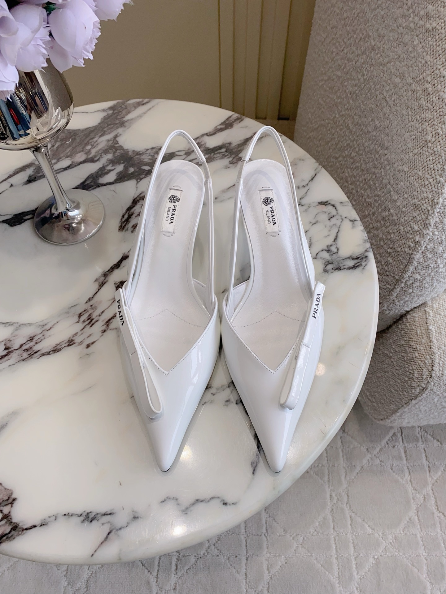 NO:787283,Prad* new pointed toe back hollow high heels, classic and versatile, gentle and intellectual style, comfortable and easy to wear, cow patent leather upper, sheepskin lining, heel height 7.5cm/4cm, Italian leather outsole, size 35-39 (34 40 41 customized), high heels sandals, prada, sandals, high heels, sheepskin, Leather soles19860909Prad*新款尖头后空高跟鞋 经典百搭款 温柔知性风 舒适好穿 鞋面牛漆皮 内里垫脚羊皮 跟高7.5cm/4cm 意大利真皮大底 尺码35-39（34 40 41 定做）,高跟鞋凉鞋,prada,sandals,high heels,sheepskin,Leather soles,Women's Shoes