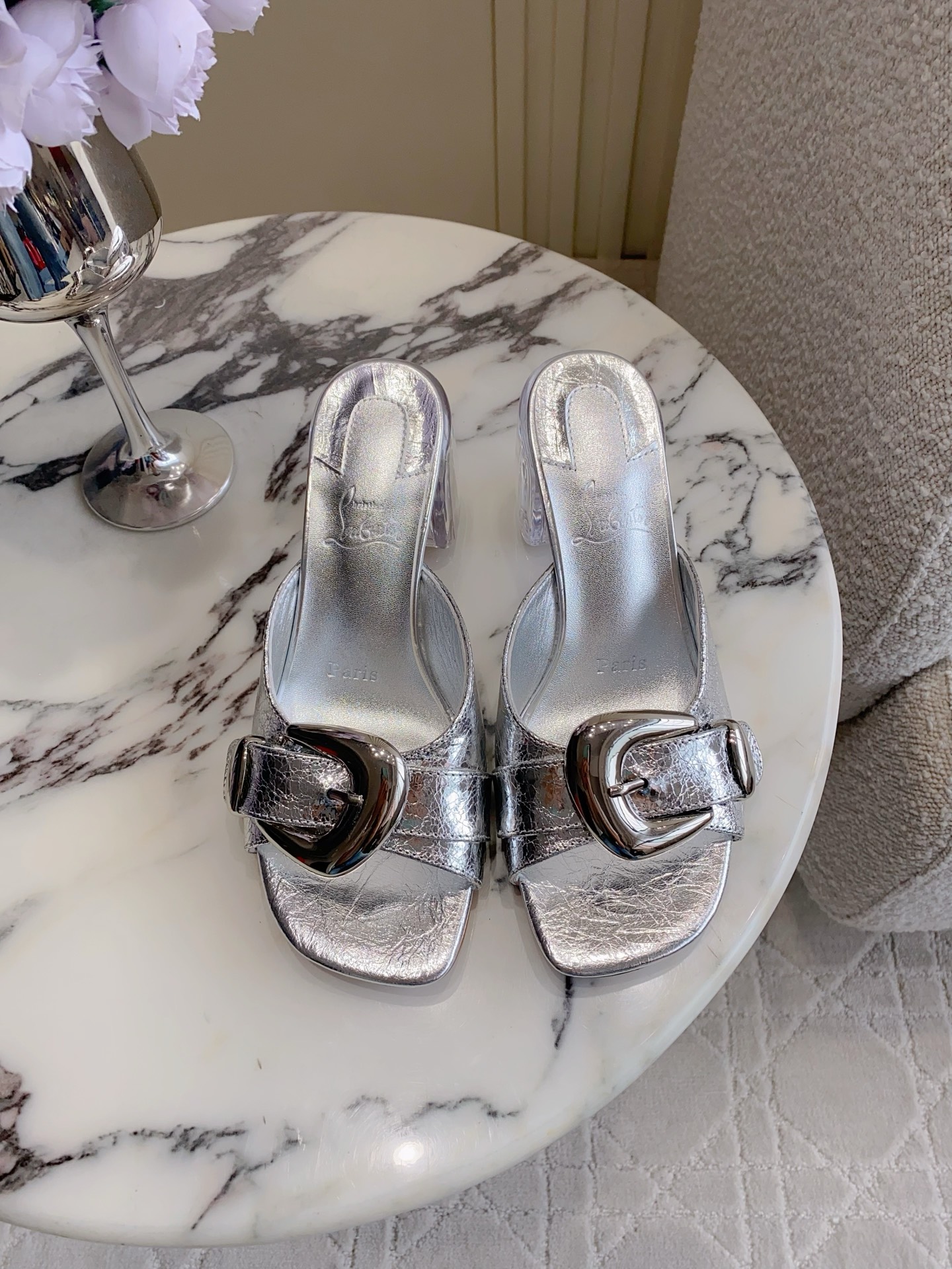 NO:787590,Slippers Sandals Christian Loubouti* new heavy-duty transparent heel sandals Crystal shoes from fairy tales Simple and versatile style Easy to wear without tiring the feet Upper cowhide stitched with transparent PVC material Foot pads Sheepskin Italian genuine leather outsole Heel height 7.5cm Size 35-39 (34 40 41 42 43 customized), high heels, sandals, high heels, slippers, cowhide, sheepskin, Leather soles19860909拖鞋 凉鞋 Christian Loubouti*新款重工透明跟凉鞋 童话里的水晶鞋 简约百搭款 好穿不累脚 鞋面牛皮拼接透明PVC材质 垫脚羊皮 意大利真皮大底 跟高7.5cm 尺码35-39（34 40 41 42 43定做）,高跟鞋,sandals,high heels,slippers,cowhide,sheepskin,Leather soles,Women's Shoes