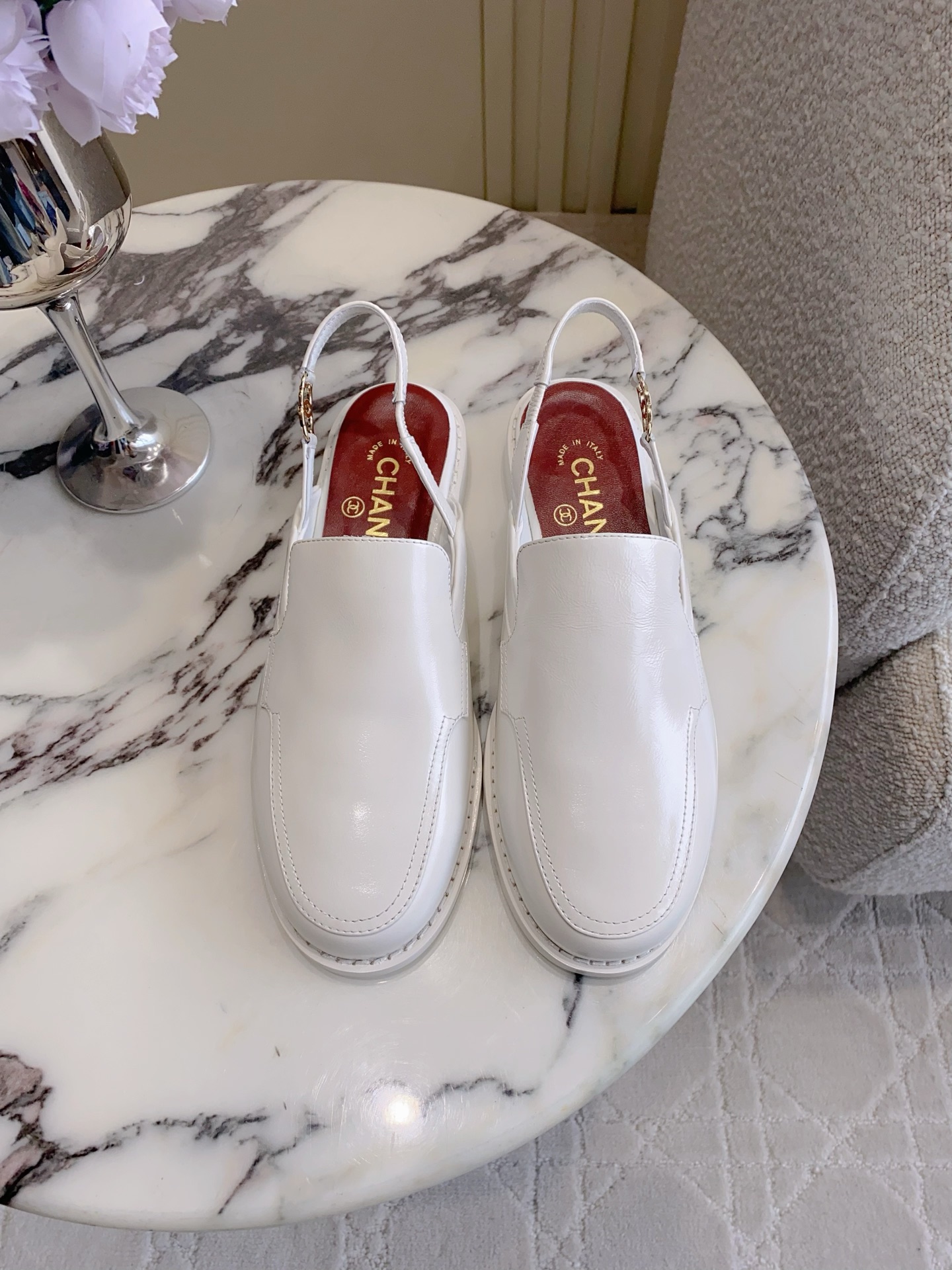 NO:787300,CHANE's latest new back hollow loafers, classic logo decoration, simple and elegant, exquisite high-end sense, versatile and age-reducing college style, can be worn in various styles, lambskin upper, sheepskin lining, Italian leather outsole, size 35-39 (40 41 custom-made), sandals, chanel, loafers, sandals, sheepskin, Leather soles19860909CHANE*新款后空乐福鞋 经典logo装饰简约大气 精致的高级感 学院风百搭又减龄 各种穿搭都能驾驭 鞋面小羊皮 内里垫脚羊皮 意大利真皮大底 尺码35-39（40 41定做）,凉鞋,chanel,loafers,sandals,sheepskin,Leather soles,Women's Shoes