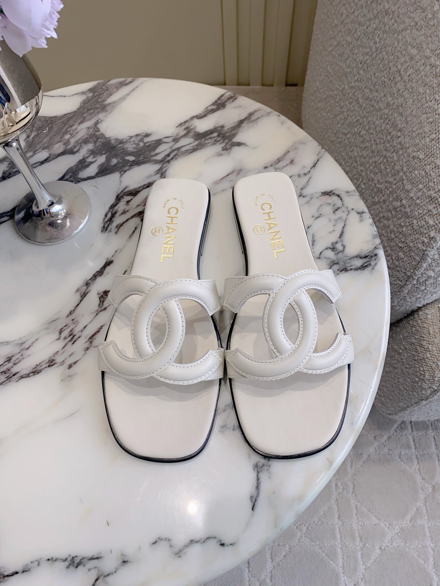 NO:787292,CHANE*'s new double C large logo flat slippers. Chanel's high-end sense always impresses people. It looks like a simple style, but it is inexplicably high-end on the feet. Absolutely girly, comfortable and easy to wear. Lambskin upper, sheepskin lining, Italian genuine leather outsole, size 35-39 (40 41 custom-made), slippers, chanel, chanel, slippers, sheepskin, Leather soles19860909CHANE*新款双C大logo平底拖鞋 香家高级感这块总让人大写的服气 看起来简单的款式 但上脚就莫名很高级 绝对的少女感 舒适好穿 鞋面小羊皮 内里垫脚羊皮 意大利真皮大底 尺码35-39（40 41定做）,拖鞋,chanel,chanel,slippers,sheepskin,Leather soles,Women's Shoes