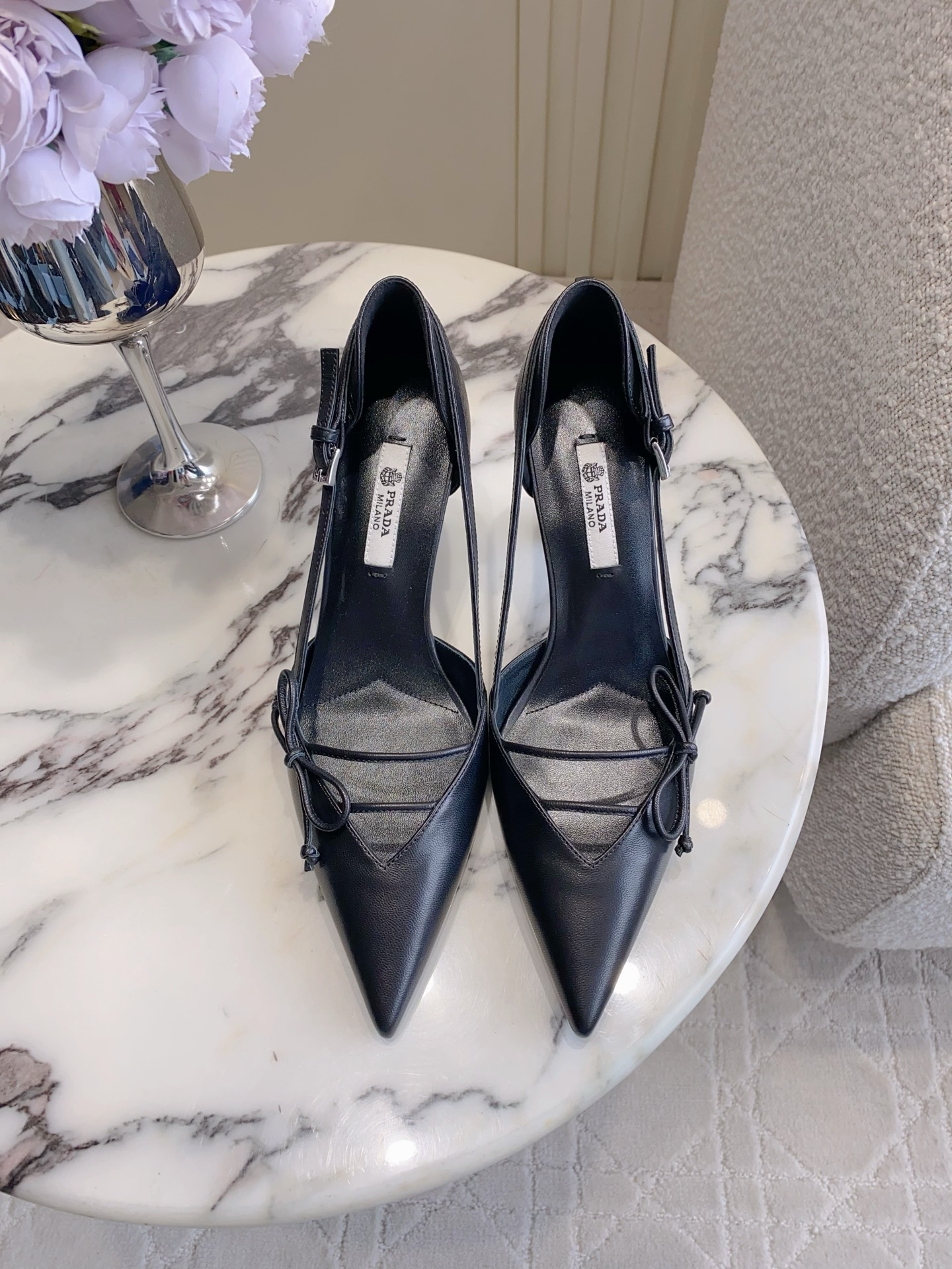 NO:787304,Top version Prad* new pointed toe back hollow high-heeled shoes, classic and versatile style, gentle and intellectual style, comfortable and easy to wear, lambskin upper, sheepskin lining, heel height 7cm, Italian leather outsole, size 35-39 (40 41 42 customized), high-heeled shoes, prada, high heels, sheepskin, Leather soles19860909顶级版本 Prad*新款尖头后空高跟鞋 经典百搭款 温柔知性风 舒适好穿 鞋面小羊皮 内里垫脚羊皮 跟高7cm 意大利真皮大底 尺码35-39（40 41 42定做）,高跟鞋单鞋,prada,high heels,sheepskin,Leather soles,Women's Shoes