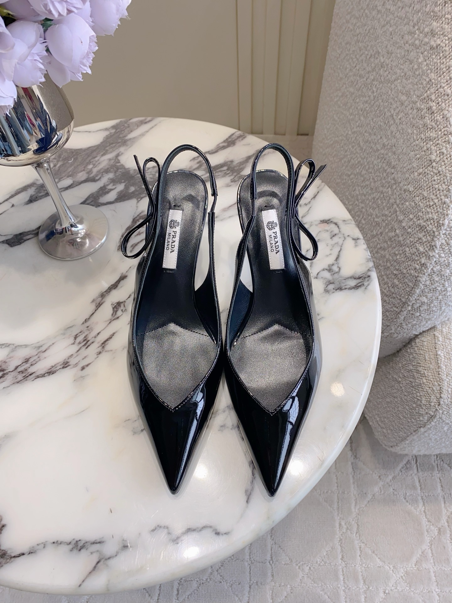 NO:787308,Top version Prad* new pointed toe back hollow high heels, classic and versatile style, gentle and intellectual style, comfortable and easy to wear, lambskin upper, sheepskin lining, heel height 7cm, Italian leather outsole, size 35-39 (40 41 42 customized), sandals, prada, sandals, high heels, sheepskin, Leather soles19860909顶级版本 Prad*新款尖头后空高跟鞋 经典百搭款 温柔知性风 舒适好穿 鞋面小羊皮 内里垫脚羊皮 跟高7cm 意大利真皮大底 尺码35-39（40 41 42定做）,凉鞋,prada,sandals,high heels,sheepskin,Leather soles,Women's Shoes