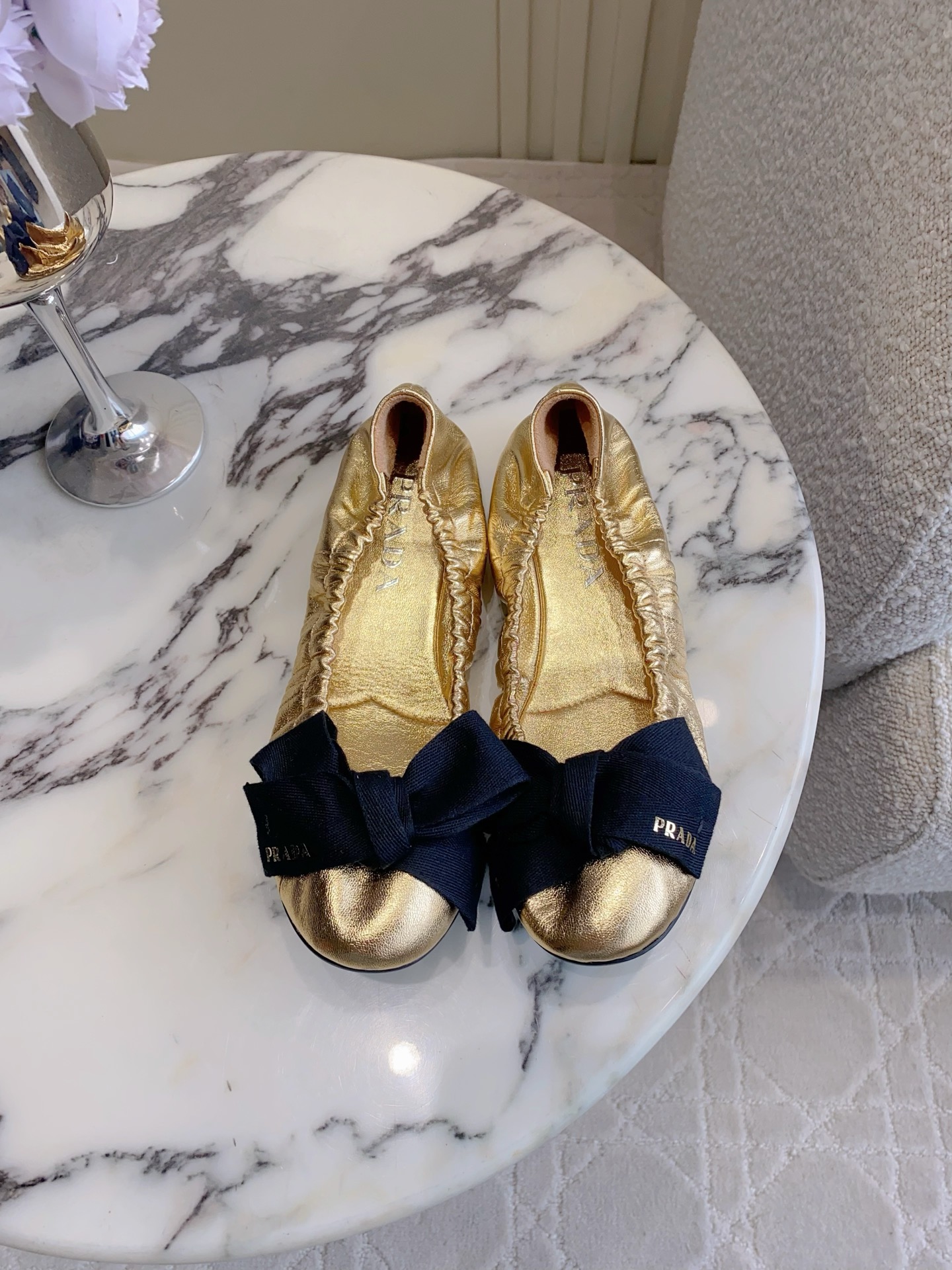 NO:787285,Top version Prad's latest bow flats, ballet shoes, bow decoration, playful and age-reducing, comfortable to the feet, classic and versatile, lambskin upper, sheepskin lining, original molded outsole, size 35-39 (customized 40 41 42), ballet shoes, prada, flats, sheepskin19860909顶级版本 Prad*新款蝴蝶结平底鞋芭蕾鞋 蝴蝶结装饰俏皮减龄 脚感舒适 经典百搭款 鞋面小羊皮 内里垫脚羊皮 原版开模大底 尺码35-39（40 41 42定做）,芭蕾舞鞋,prada,flats,sheepskin,Women's Shoes