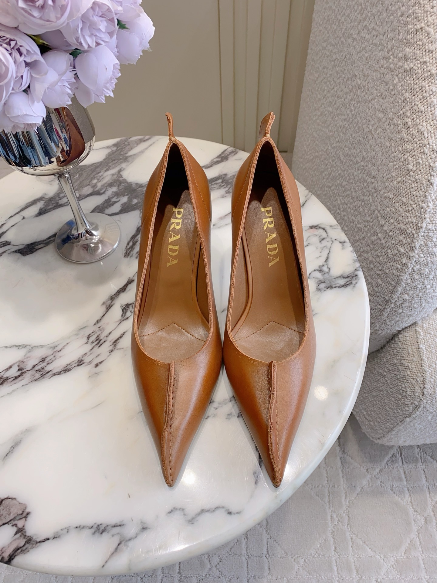 NO:787298,Top version Prad* new pointed-toe distressed high-heeled shoes, comfortable and easy to wear, very fashionable on the feet, simple and high-end, the upper feet are really slimming, the favorite of temperamental girls, absolutely beautiful, distressed calfskin on the upper, cowhide on the lining, Italian genuine leather outsole, heel height 7cm/3.5cm, size 35-39 (40 41 custom-made), high-heeled shoes, prada, high heels, cowhide, Leather soles19860909顶级版本 Prad*新款尖头做旧高跟鞋 舒适好穿 上脚巨时髦 简约的高级感 上脚真的很显瘦 气质小姐姐的心头爱 绝绝子好看 鞋面做旧小牛皮 内里垫脚牛皮 意大利真皮大底 跟高7cm/3.5cm 尺码35-39（40 41定做）,高跟鞋单鞋,prada,high heels,cowhide,Leather soles,Women's Shoes