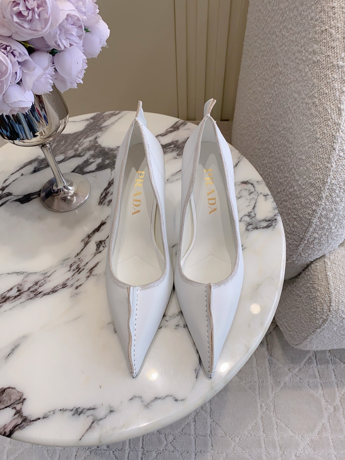 NO:787301,Top version Prad* new pointed-toe distressed high-heeled shoes, comfortable and easy to wear, very fashionable on the feet, simple and high-end, the upper feet are really slimming, the favorite of temperamental girls, absolutely beautiful, distressed calfskin on the upper, cowhide on the lining, Italian genuine leather outsole, heel height 7cm/3.5cm, size 35-39 (40 41 custom-made), high-heeled shoes, prada, high heels, cowhide, Leather soles19860909顶级版本 Prad*新款尖头做旧高跟鞋 舒适好穿 上脚巨时髦 简约的高级感 上脚真的很显瘦 气质小姐姐的心头爱 绝绝子好看 鞋面做旧小牛皮 内里垫脚牛皮 意大利真皮大底 跟高7cm/3.5cm 尺码35-39（40 41定做）,高跟鞋单鞋,prada,high heels,cowhide,Leather soles,Women's Shoes