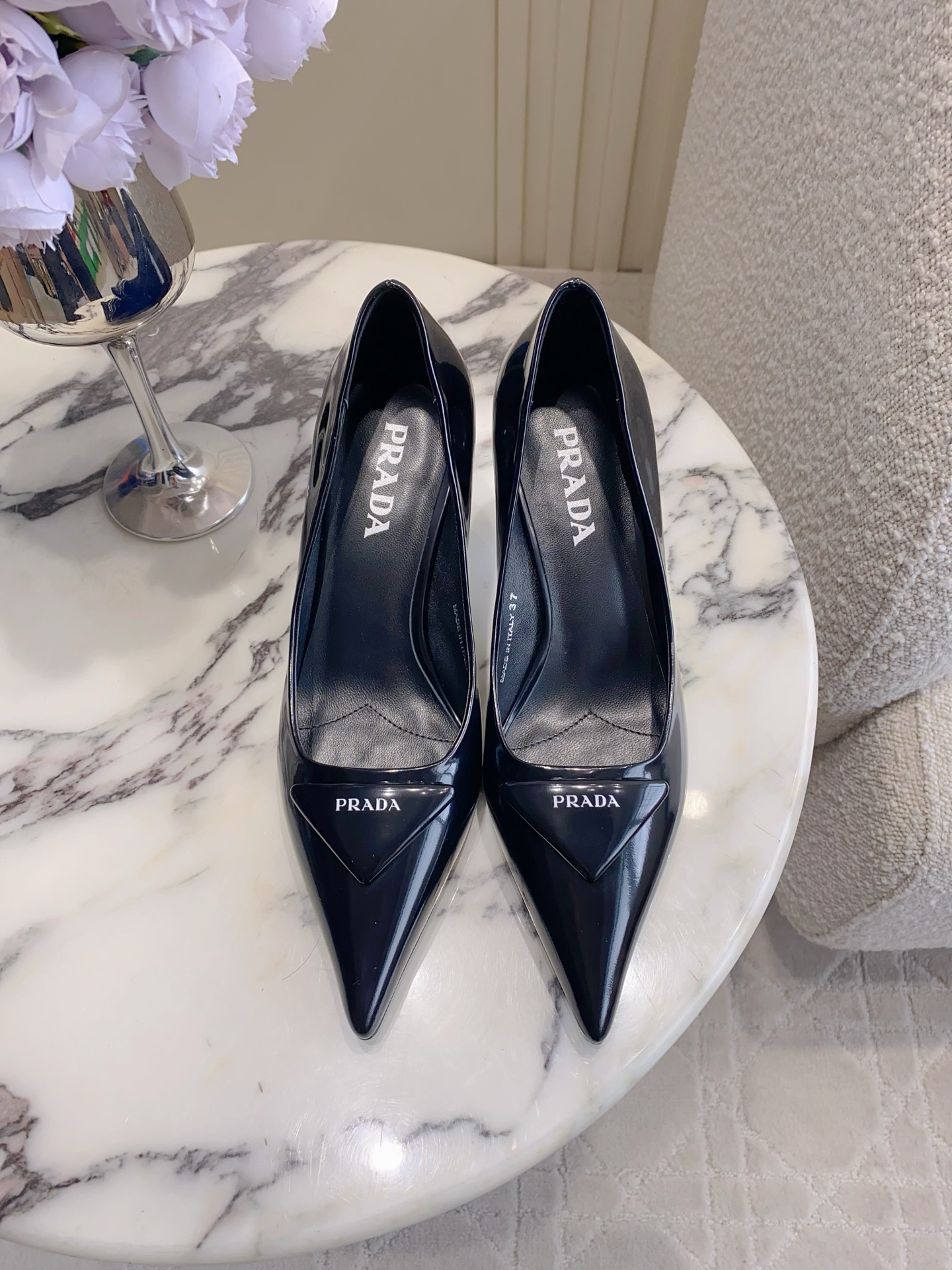NO:784333,Prad* classic pointed-toe high-heeled shoes, classic triangle logo decoration, simple and elegant, ever-changing style, open-edge beaded cowhide on the upper, sheepskin on the lining, Italian genuine leather outsole, 7cm heel height, size 35-39 (34 40 41 customized), slippers, prada, high heels, slippers, cowhide, sheepskin, Leather soles19860909Prad*经典款尖头高跟鞋单鞋 经典三角标装饰 简约大气 万年百搭款 鞋面开边珠牛皮 内里垫脚羊皮 意大利真皮大底 跟高7cm 尺码35-39（34 40 41定做）,拖鞋单鞋,prada,high heels,slippers,cowhide,sheepskin,Leather soles,Women's Shoes
