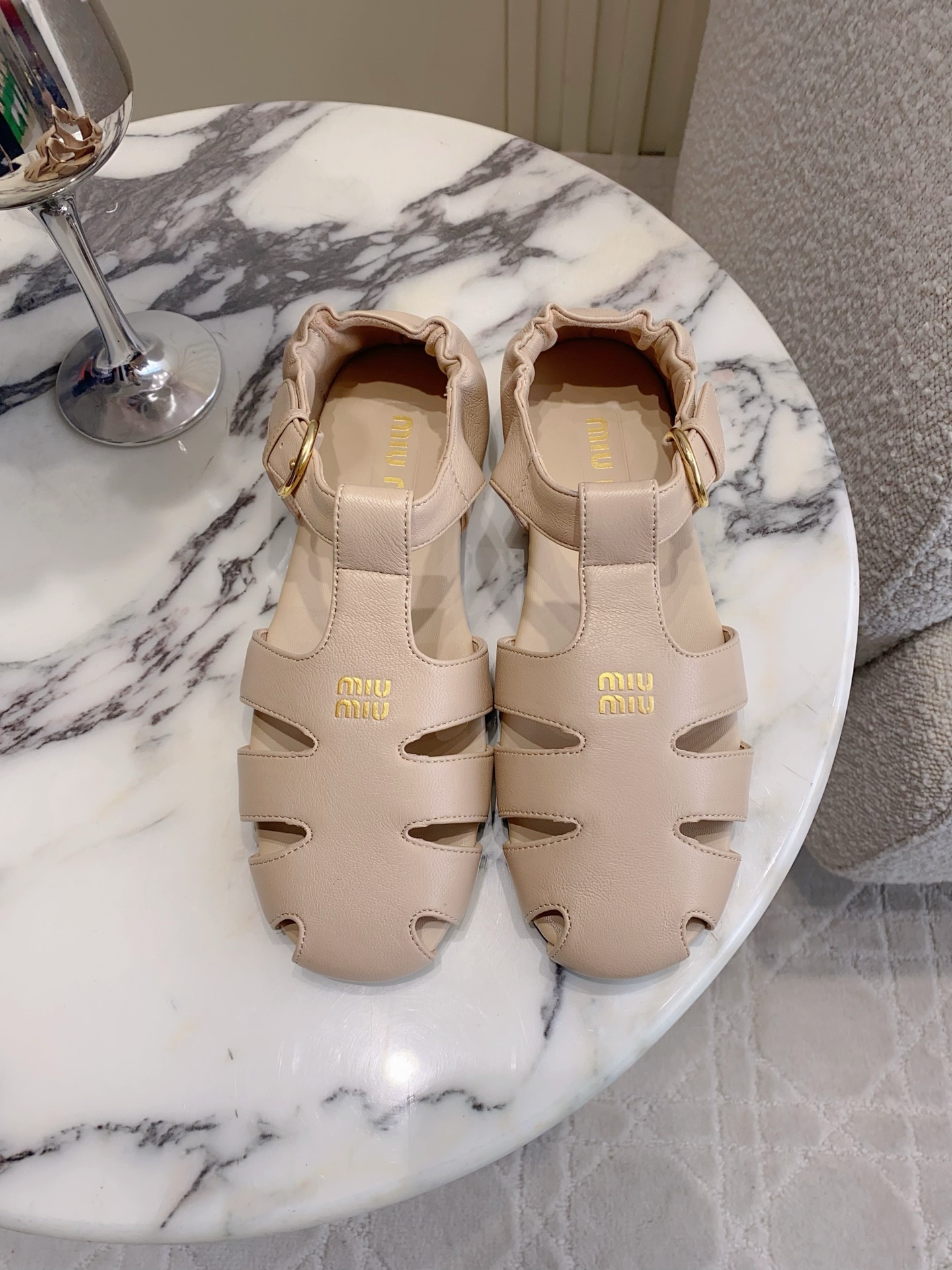 NO:817449,miu's new flat Roman sandals are comfortable and easy to wear. They are smart and age-reducing on the feet. They are comfortable and versatile. The upper is super soft sheepskin. The lining is sheepskin. The original molded outsole. Size 35-39 (customized for 40 and 41), sandals, miumiu, sandals, sheepskin19860909miu新款平底罗马凉鞋 舒适又好穿 上脚乖巧减龄 舒适百搭 鞋面超软羊皮 内里垫脚羊皮 原版开模大底 尺码35-39（40 41定做）,凉鞋,miumiu,sandals,sheepskin,Women's Shoes