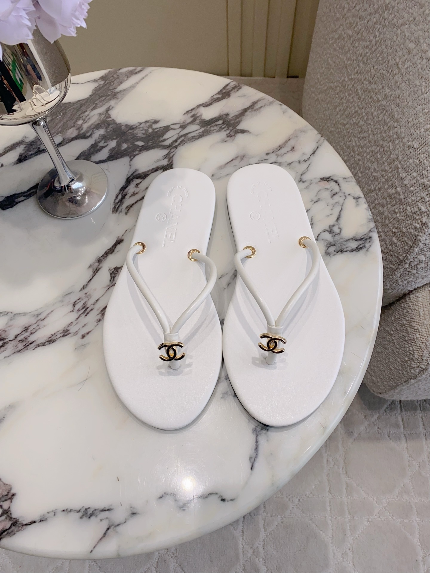 NO:787286,CHANE*'s new flat flip-flops. The high-end sense of Chanel always impresses people. It looks like a simple style, but it is inexplicably high-end on the feet. Absolutely girly, comfortable and easy to wear. Original molded hardware buckle, foot pad sheepskin, original molded outsole, size 35-39 (40 41 custom-made), split-toe shoes, chanel, chanel, slippers, sheepskin19860909CHANE*新款平底人字拖鞋 香家高级感这块总让人大写的服气 看起来简单的款式 但上脚就莫名很高级 绝对的少女感 舒适好穿 原版开模五金扣 垫脚羊皮 原版开模大底 尺码35-39（40 41定做）,分趾鞋,chanel,chanel,slippers,sheepskin,Women's Shoes