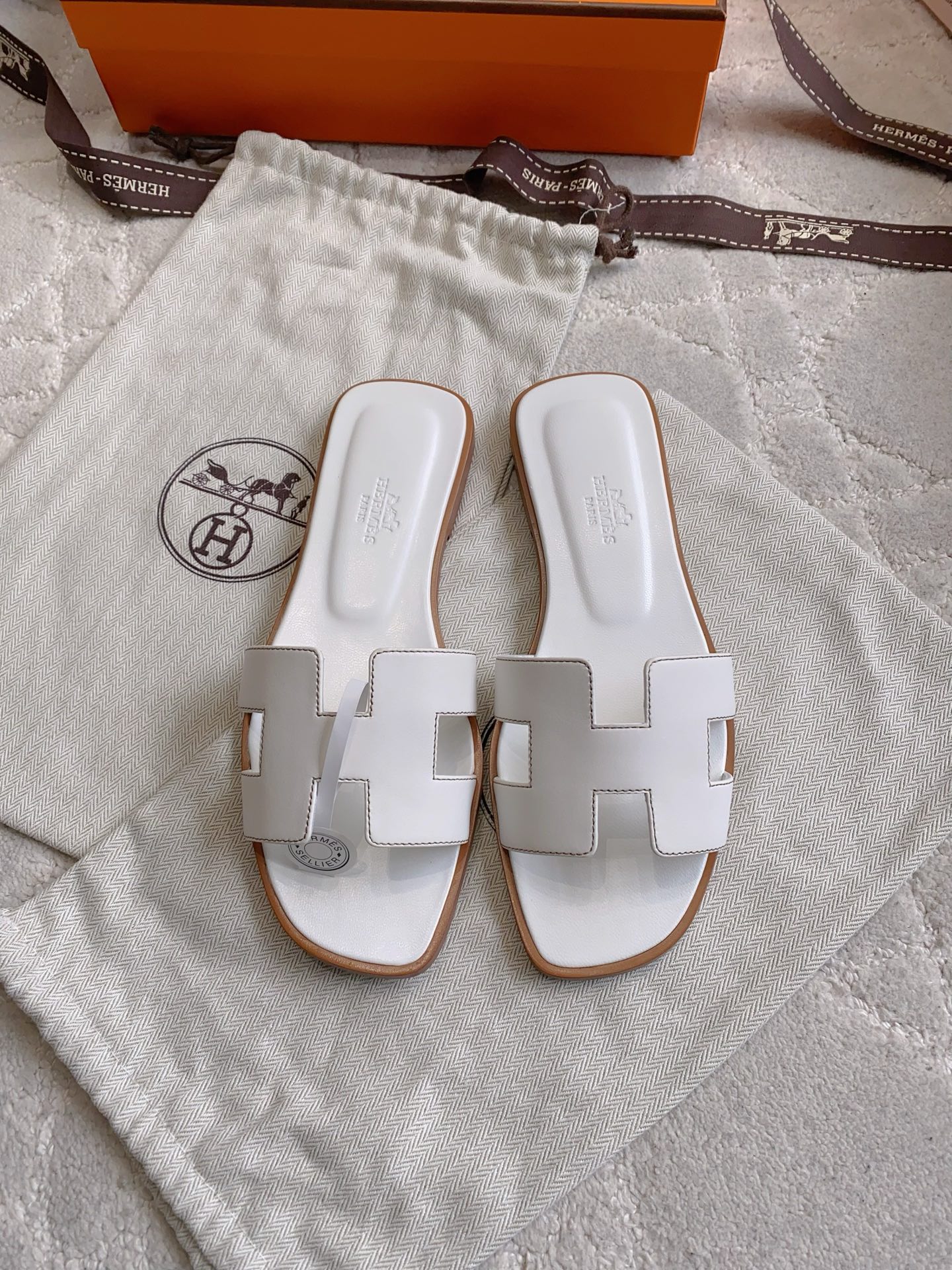 NO:787578,Top purchasing version Herme* Classic H slippers and sandals Purchasing level Every frame matches the version counter Super texture Simple old money style Fashionable and versatile Super comfortable Every detail is done to the extreme Original original calfskin for the uppers Top original sheepskin for the lining Handmade Italian genuine leather outsole Flat bottom/5cm Size 35-39 (40 41  42 customized), slippers, hermes, sandals, slippers, cowhide, sheepskin, Leather soles19860909顶级代购版本 Herme* 经典款H拖鞋凉鞋 代购级别 每一帧都对版专柜 超有质感 简约老钱风 时尚又百搭 超级舒服 每个细节都做到极致  鞋面原版原厂小牛皮 内里垫脚顶级原版羊皮 手工意大利真皮大底 平底/5cm 尺码35-39（40 41 42定做）,拖鞋,hermes,sandals,slippers,cowhide,sheepskin,Leather soles,Women's Shoes